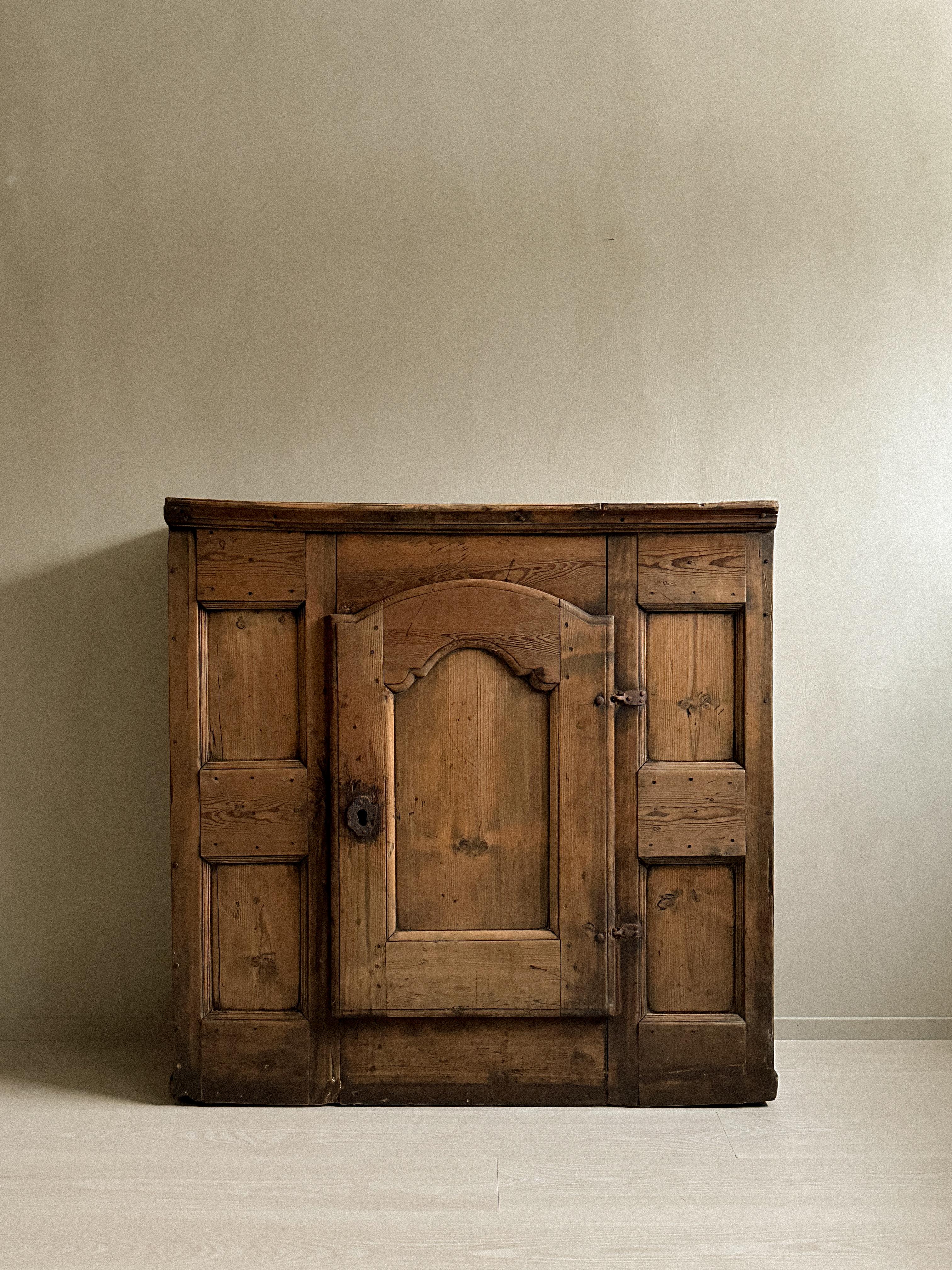 Ein wunderbarer primitiver Schrank, unbekannter Designer, Skandinavien, um 1800. Diese Vitrine verkörpert den Wabi-Sabi-Lifestyle und bringt Wärme in Ihren Raum.