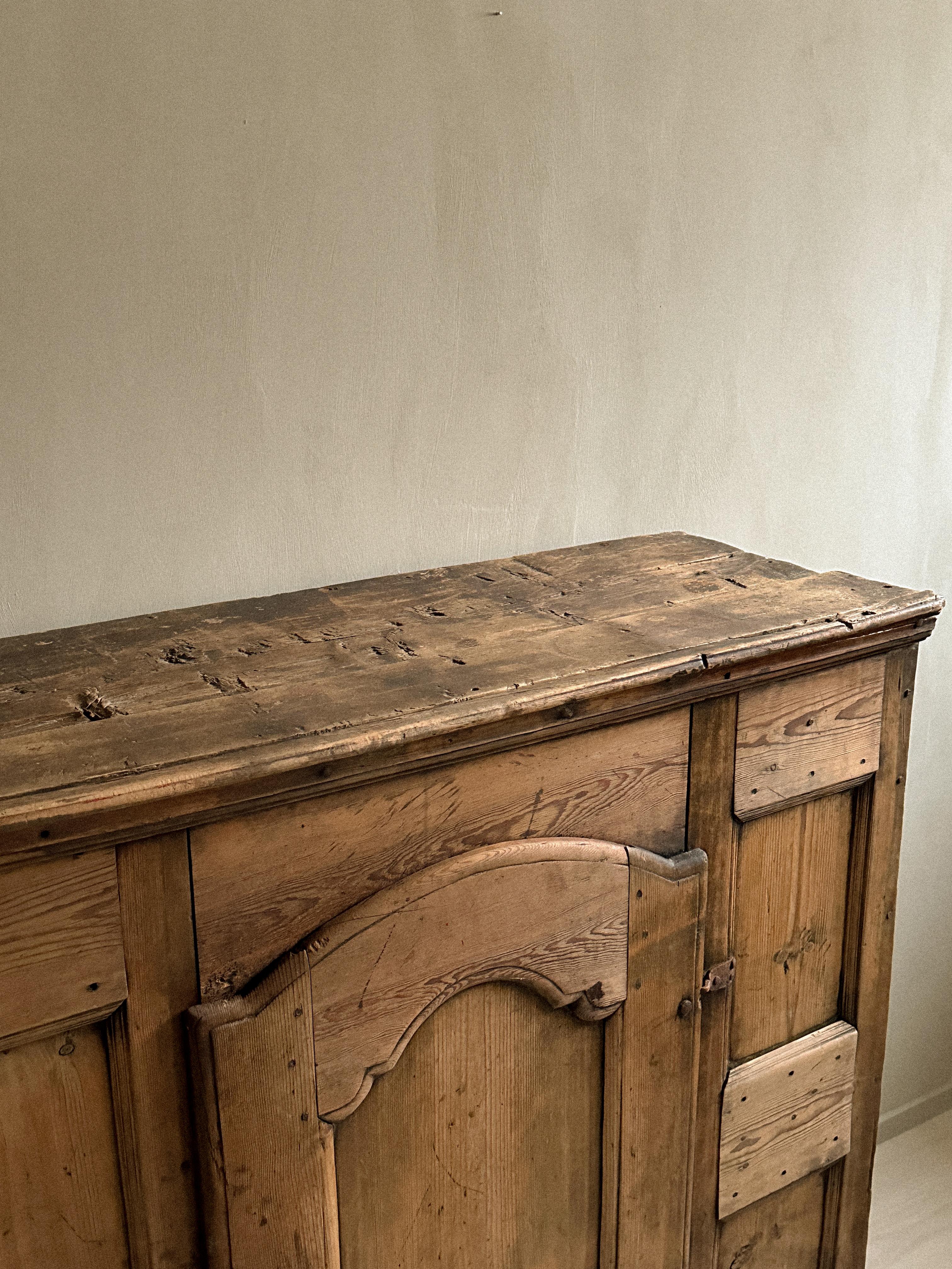 XIXe siècle Armoire primitive, Wabi Sabi, Scandinavie, vers les années 1800  en vente