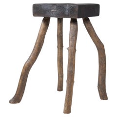Un tavolino o sgabello primitivo organico in legno vernacolare Wabi Sabi