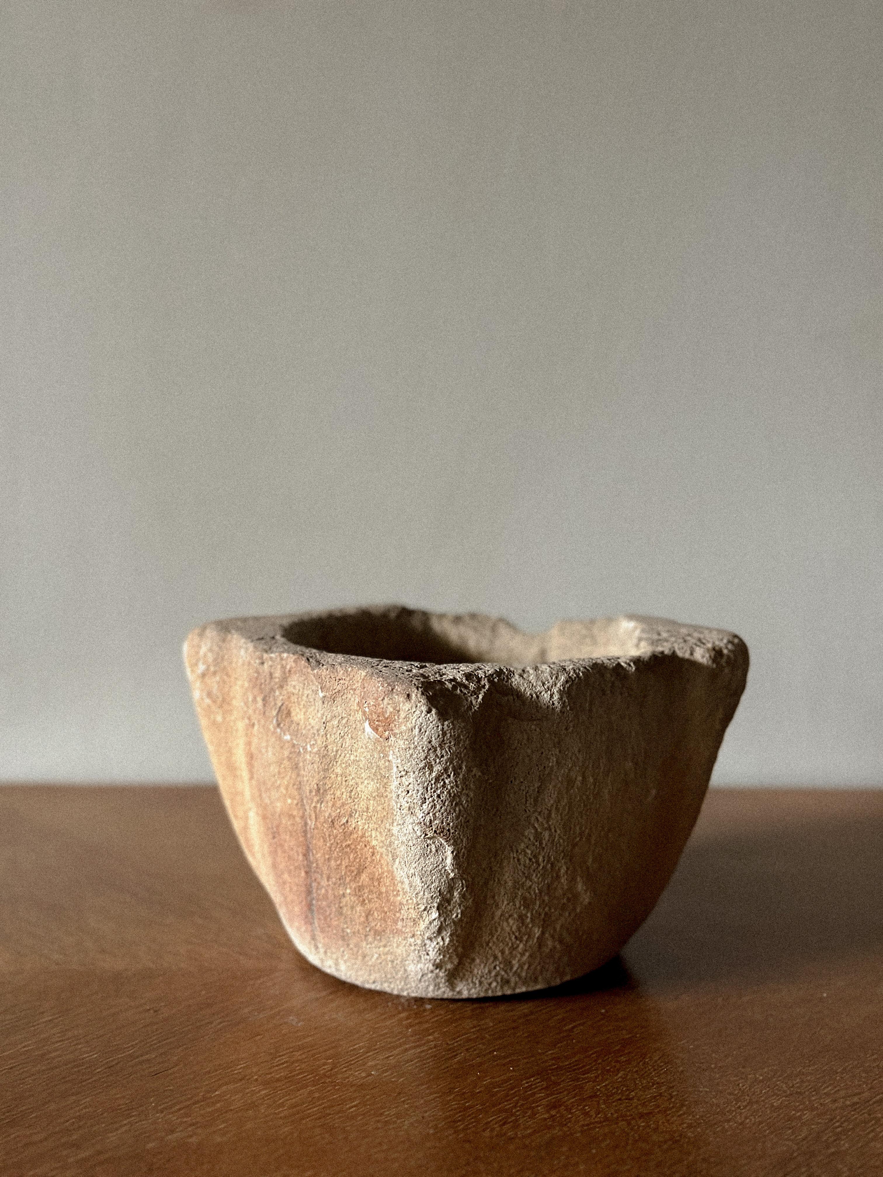 A Primitive Wabi Sabi Hand-Carved Stone Mortar, Spain, Early 20th Century   In Good Condition For Sale In Hønefoss, 30