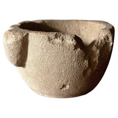 Un mortaio di pietra primitivo Wabi Sabi intagliato a mano, Spagna, inizio XX secolo
