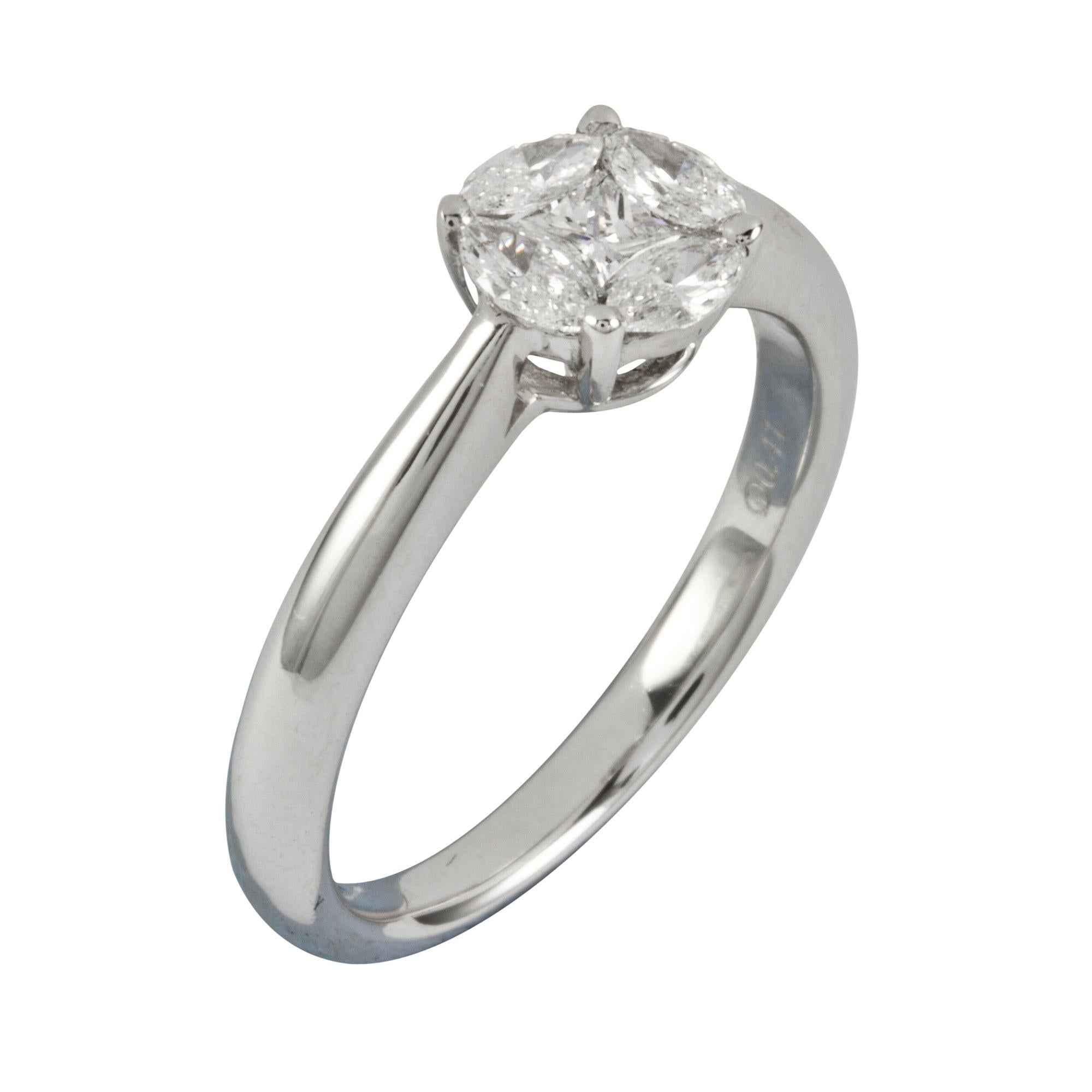 Ein Diamant-Cluster-Ring im Prinzess- und Marquiseschliff, in dessen Zentrum ein Diamant im Prinzess-Schliff sitzt  umgeben von vier marquisefarbenen Diamanten mit einem Gesamtgewicht von 0,40 ct, eingefasst in eine Fassung aus 18 Karat Weißgold,