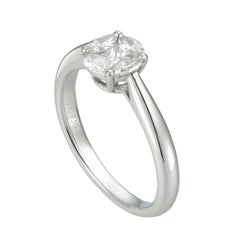 Un anello con diamanti a taglio princess e marquise disposti a grappolo