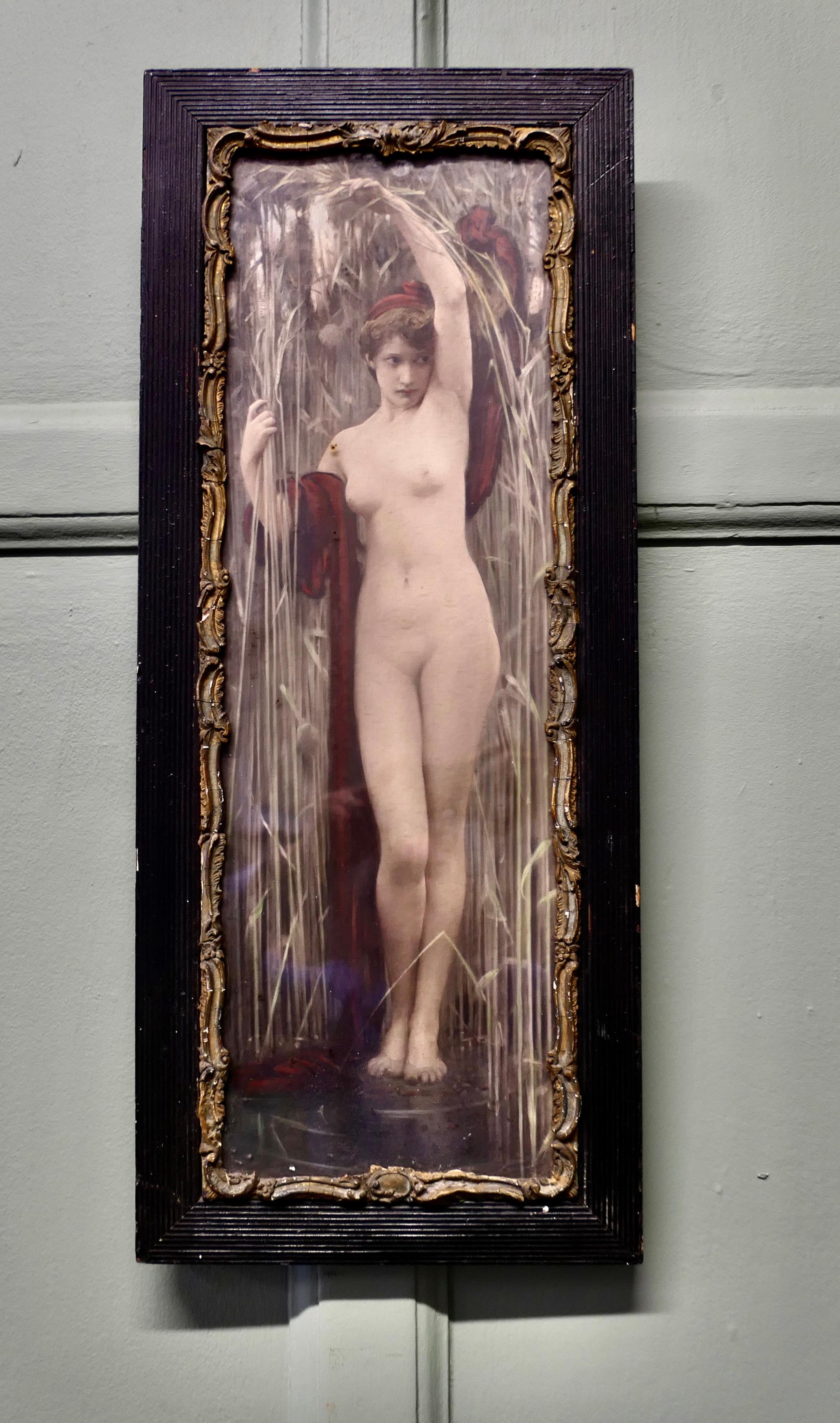 Un grabado de Syrinx, por Arthur Hacker 1858-1919

Syrinx era una figura mitológica femenina desnuda, con el pelo oscuro y un drapeado rojo oscuro que le caía de los brazos, de pie a la orilla de un río entre altos juncos. Está posando con el brazo