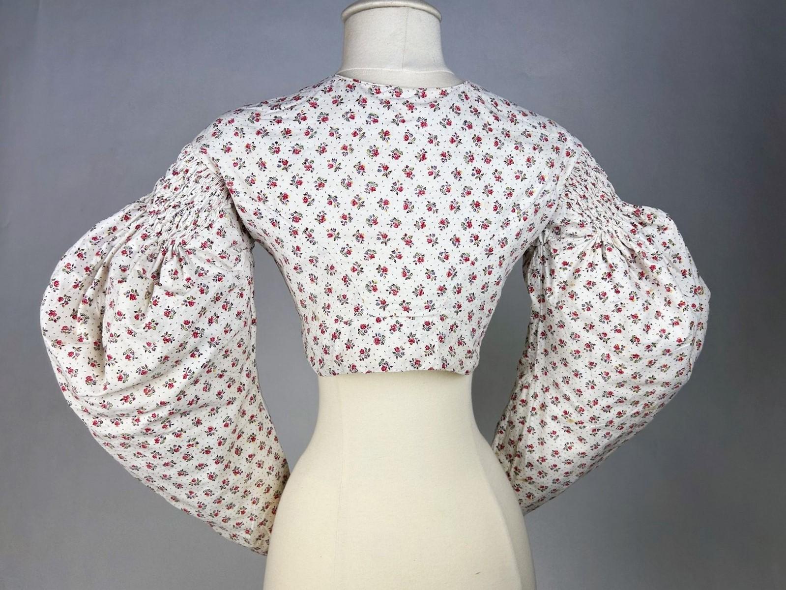 A Printed cotton Caraco with Mutton sleeves - France Circa 1830 For Sale 6