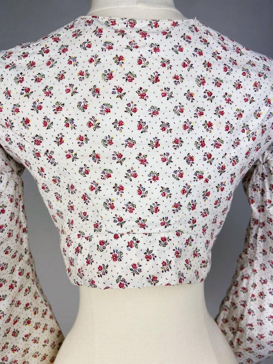 A Printed cotton Caraco with Mutton sleeves - France Circa 1830 For Sale 7