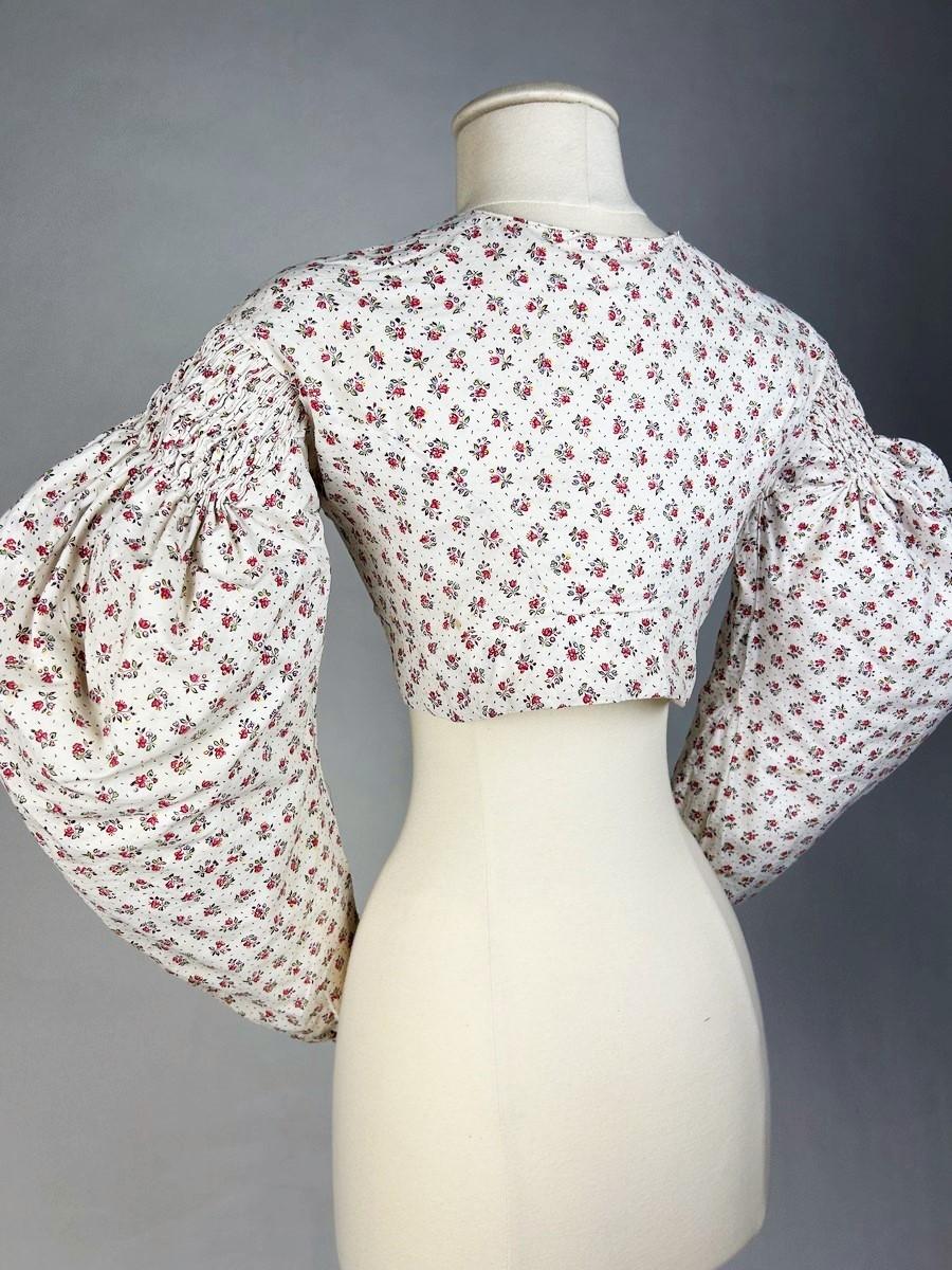 A Printed cotton Caraco with Mutton sleeves - France Circa 1830 For Sale 8
