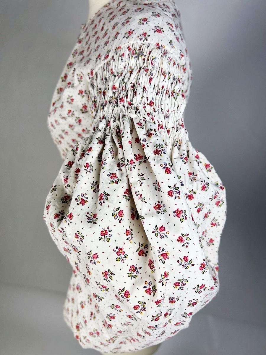 A Printed cotton Caraco with Mutton sleeves - France Circa 1830 For Sale 9