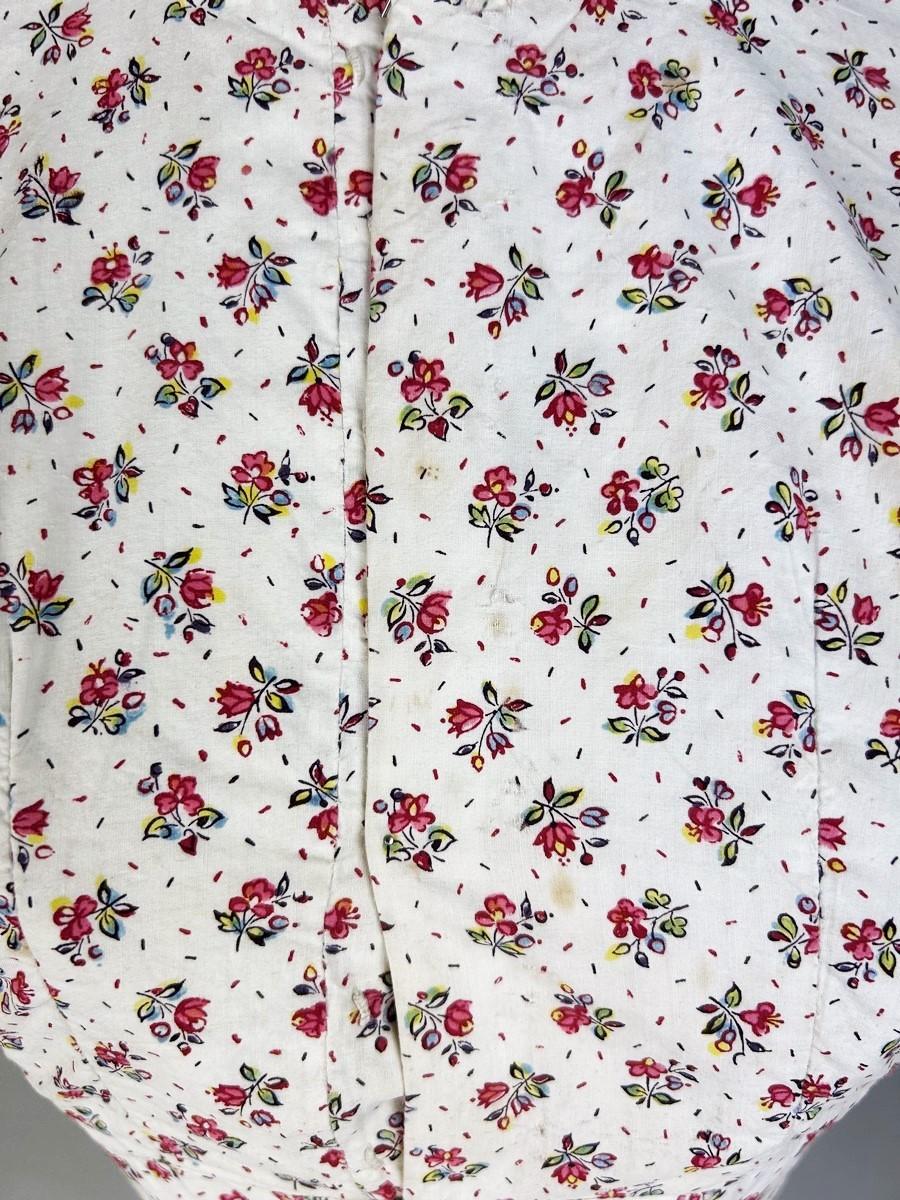 A Printed cotton Caraco with Mutton sleeves - France Circa 1830 For Sale 10