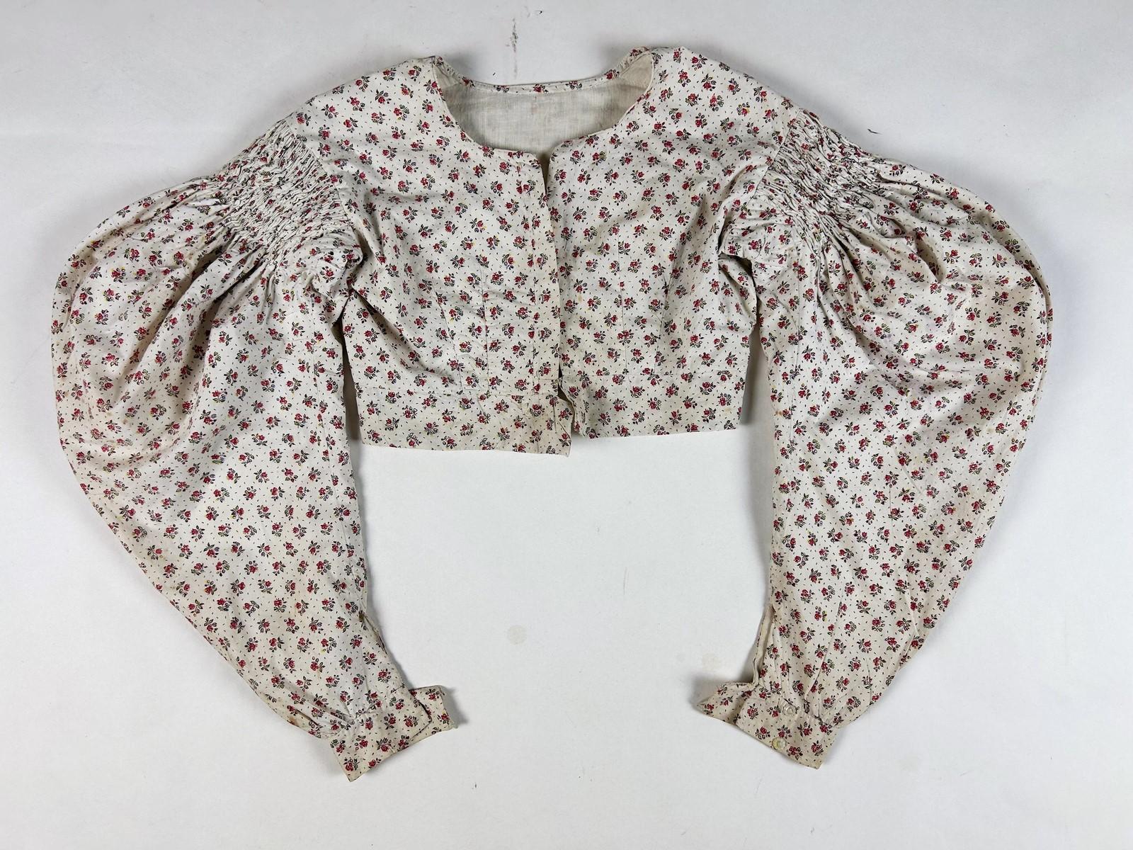 A Printed cotton Caraco with Mutton sleeves - France Circa 1830 For Sale 11