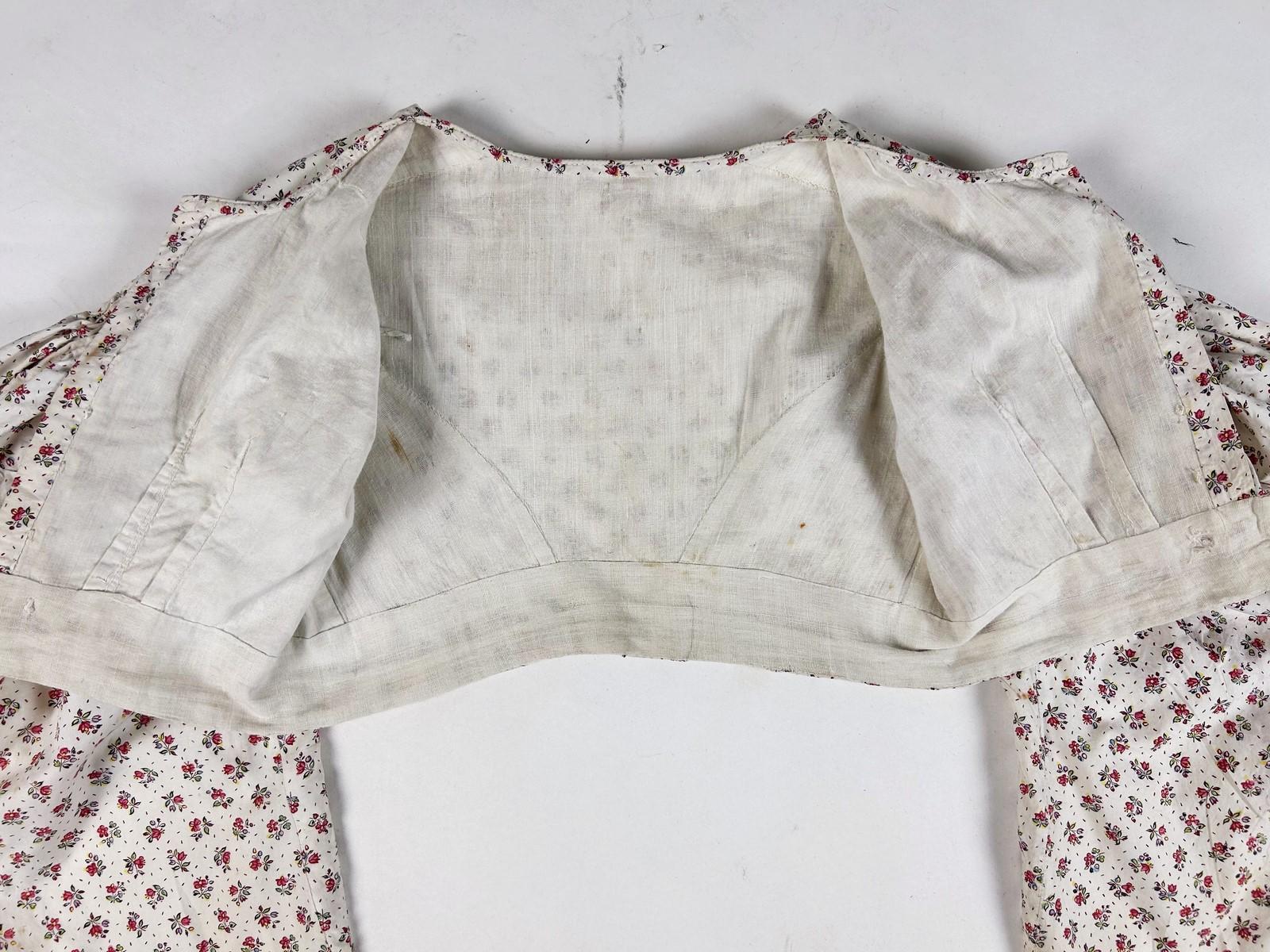 A Printed cotton Caraco with Mutton sleeves - France Circa 1830 For Sale 13