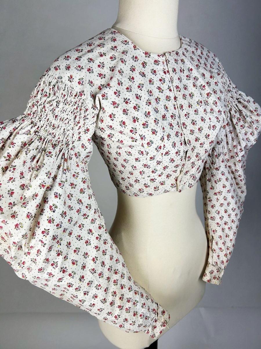 Circa 1825-1830
France or Provence
Elegant fashion Caraco or dress top in French Printed cotton dating from the Romantic period. High waist, V-shaped back, drooping shoulders and angled  Mutton's sleeves, finely pleated at the top of the arms. Cuffs