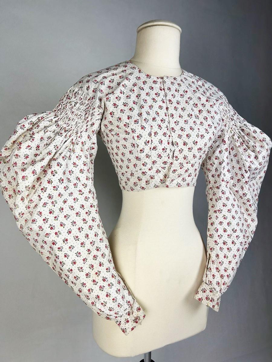 Women's A Printed cotton Caraco with Mutton sleeves - France Circa 1830 For Sale