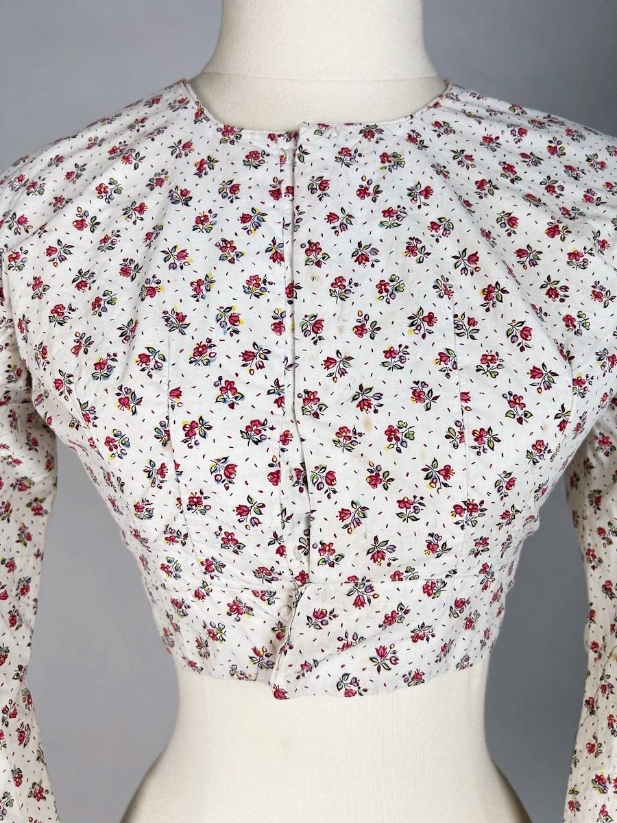 A Printed cotton Caraco with Mutton sleeves - France Circa 1830 For Sale 1