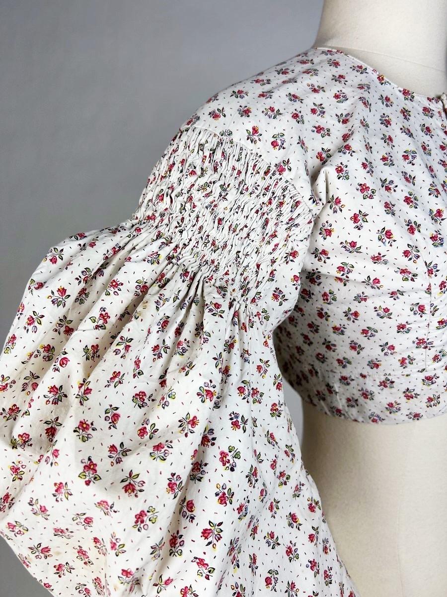 A Printed cotton Caraco with Mutton sleeves - France Circa 1830 For Sale 3