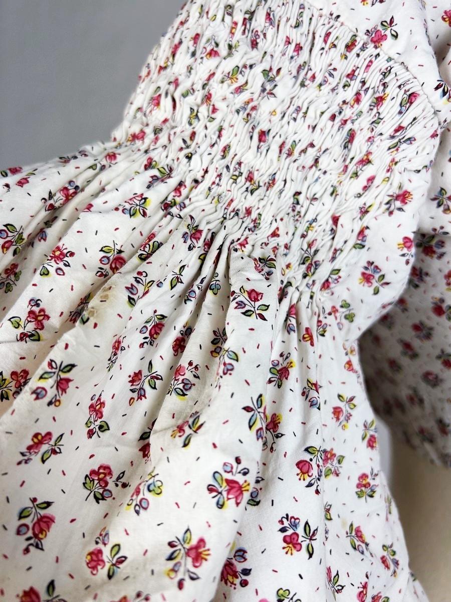 A Printed cotton Caraco with Mutton sleeves - France Circa 1830 For Sale 4