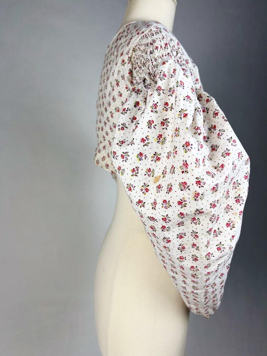 A Printed cotton Caraco with Mutton sleeves - France Circa 1830 For Sale 5