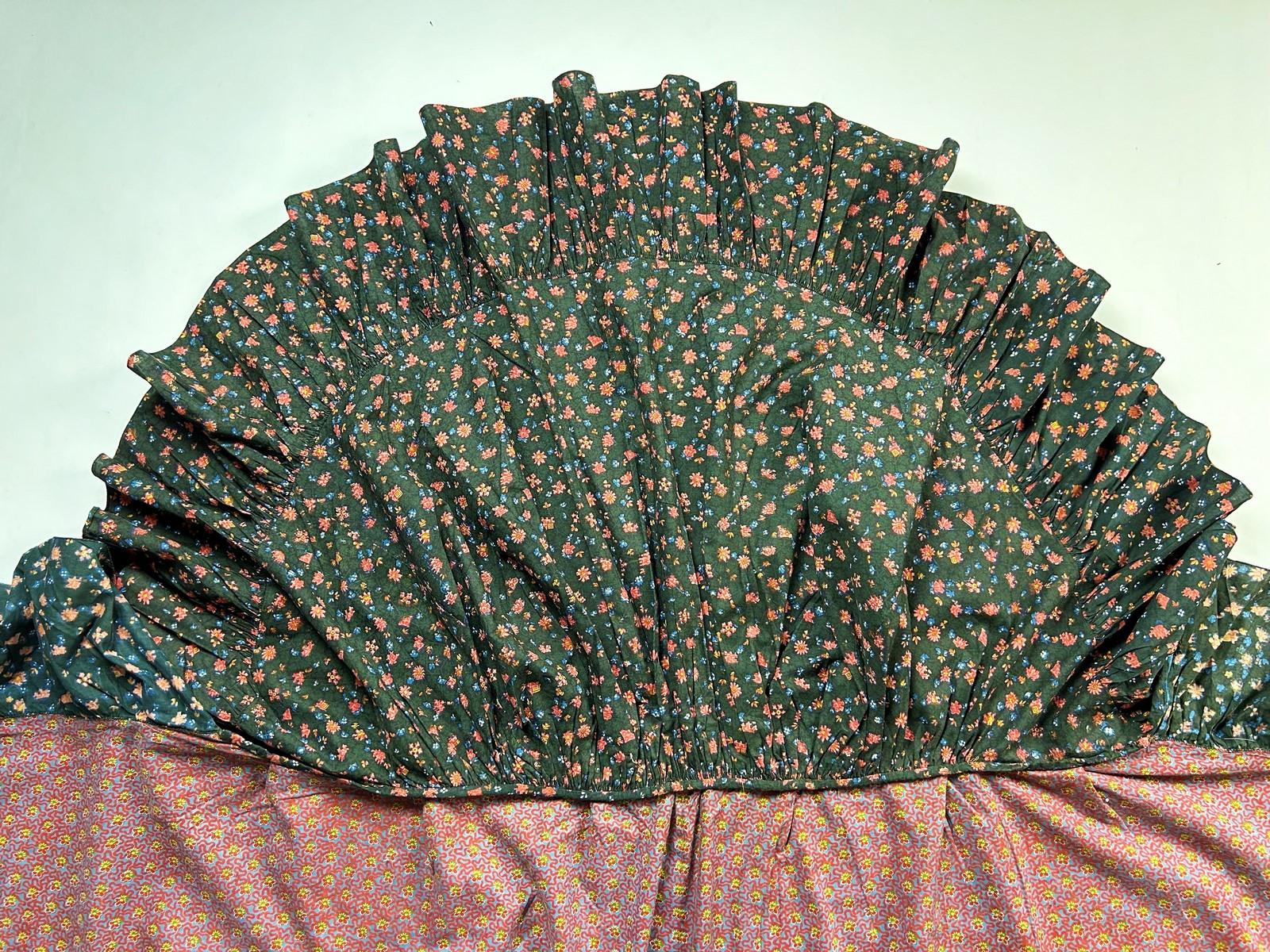 A Printed Cotton cloak Visite in Baton Rompu - Provence Circa 1820-1850 For Sale 14