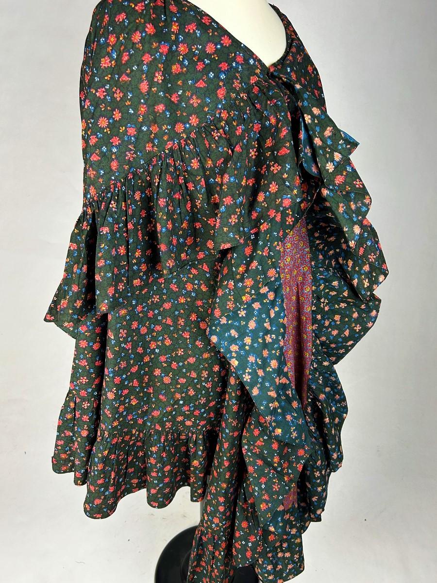 Circa 1820/1850
Provence

A small cape cloak with a large bonnet or Visite, also known as a Ramoneur in Provence. The printed cotton with bâton rompu design dates from the first half of the 19th century and was probably made in Alsace. Wax-resist