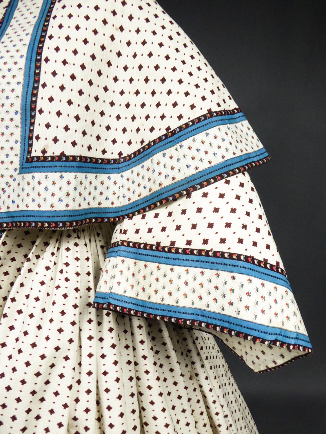 A Printed Cotton Crinoline Day Dress - France Napoleon III Period Circa 1865 In Good Condition In Toulon, FR