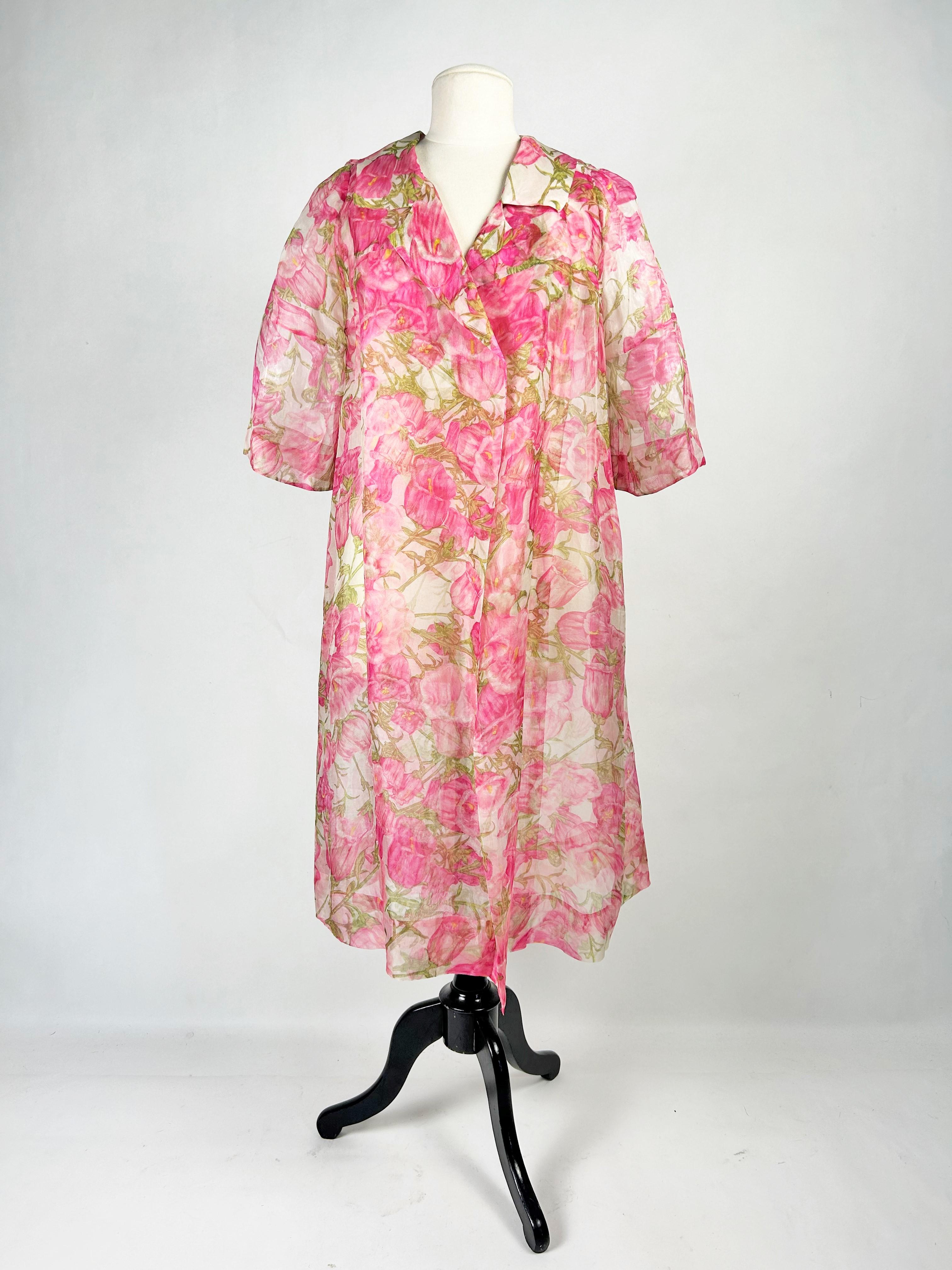 Hacia 1958-1962
Francia
Abrigo formal de verano de organza estampada, sin etiqueta pero del estilo de Pierre Balmain, de finales de los años 50. Corte holgado, acampanado en la parte inferior, abertura en la espalda, mangas tres cuartos y cuello