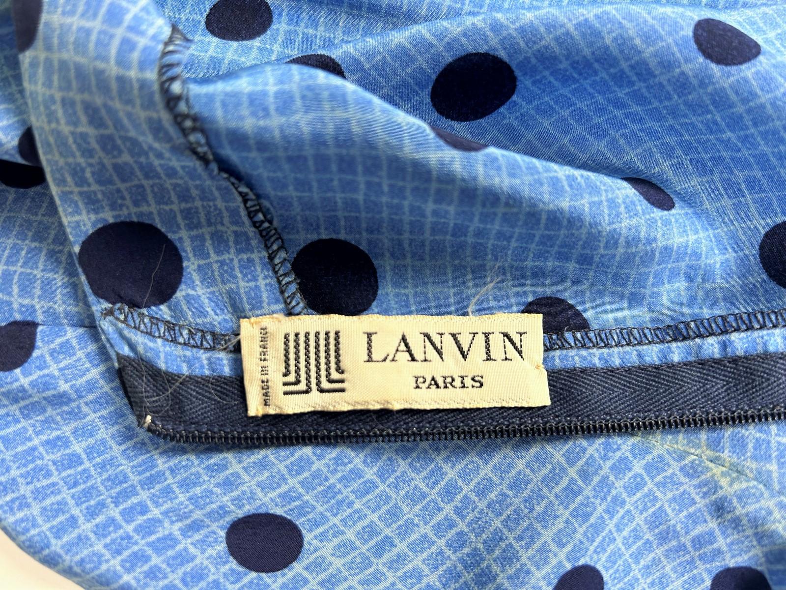 Circa 1975-1980
France

Robe de jour moderniste en taffetas de soie imprimé de Jules-François Crahay pour Lanvin datant de la fin des années 1970. Robe droite à manches courtes, col ras du cou, fermeture à glissière dans le dos et ceinture assortie