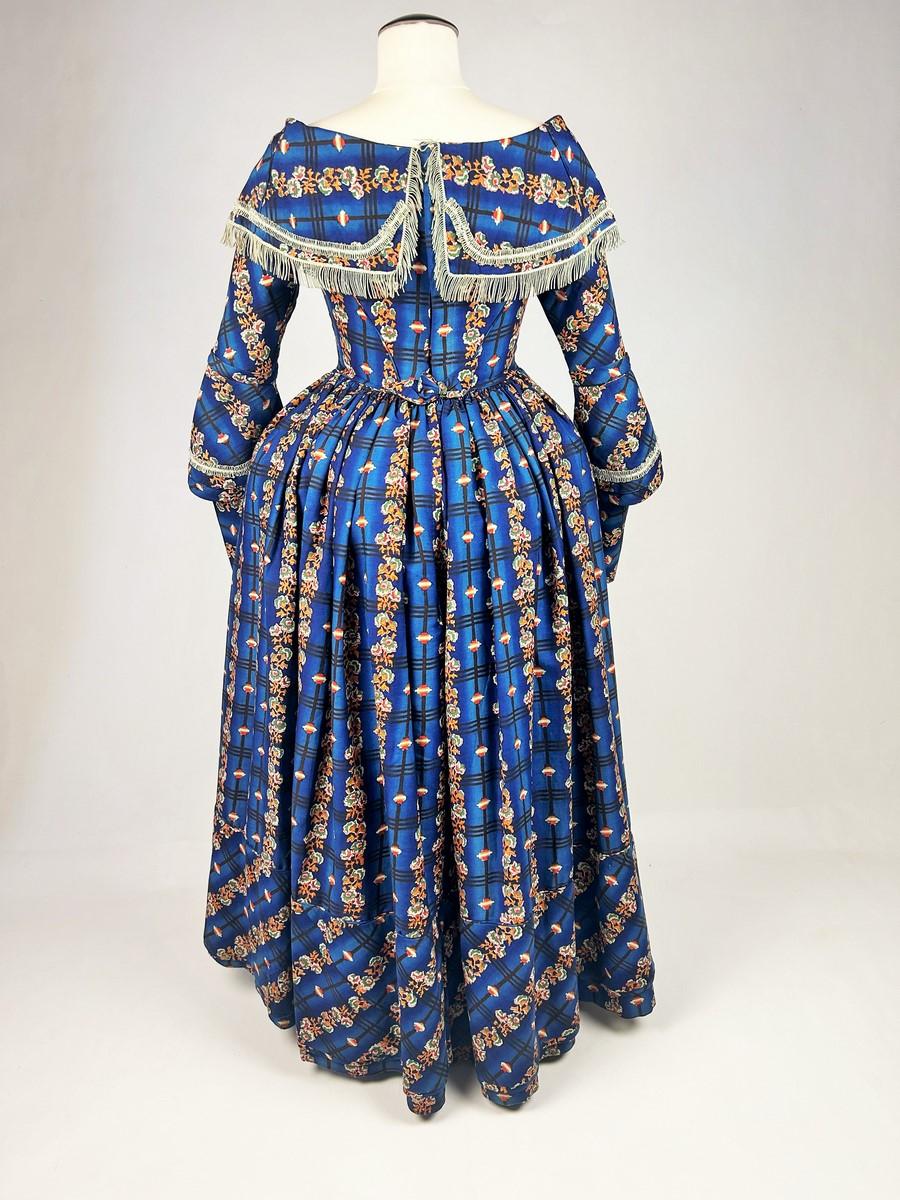 A printed wool Challis day dress printed with roses - England Circa 1840-1845 5
