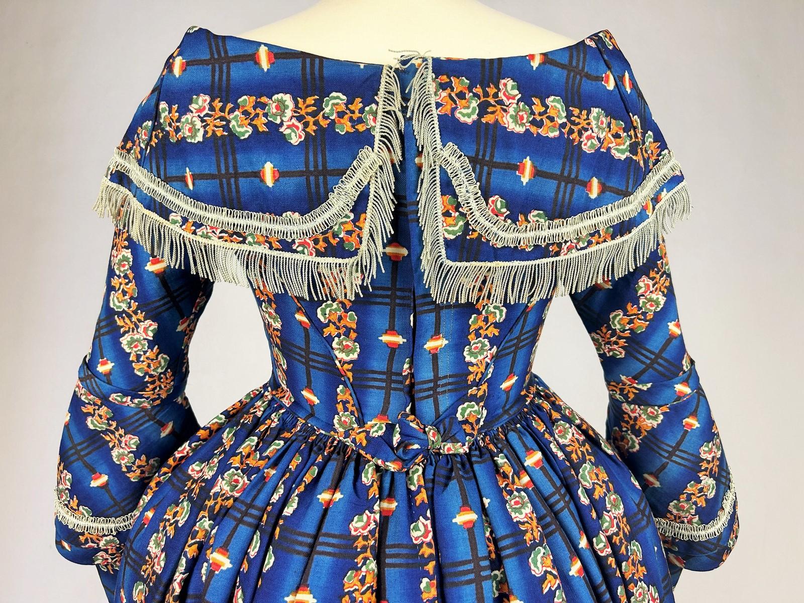 A printed wool Challis day dress printed with roses - England Circa 1840-1845 6