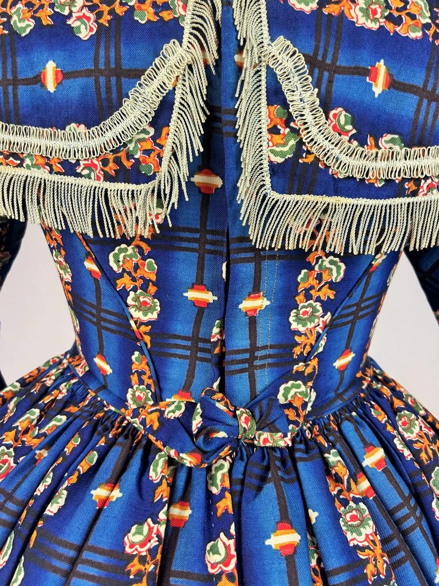 A printed wool Challis day dress printed with roses - England Circa 1840-1845 7
