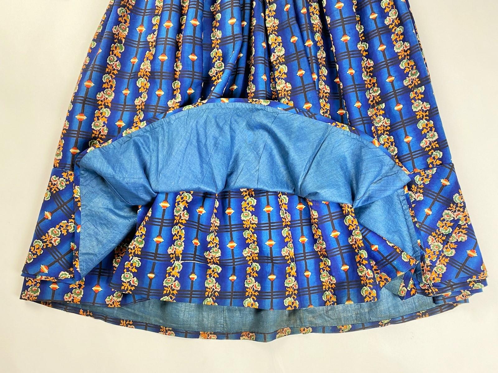 A printed wool Challis day dress printed with roses - England Circa 1840-1845 9