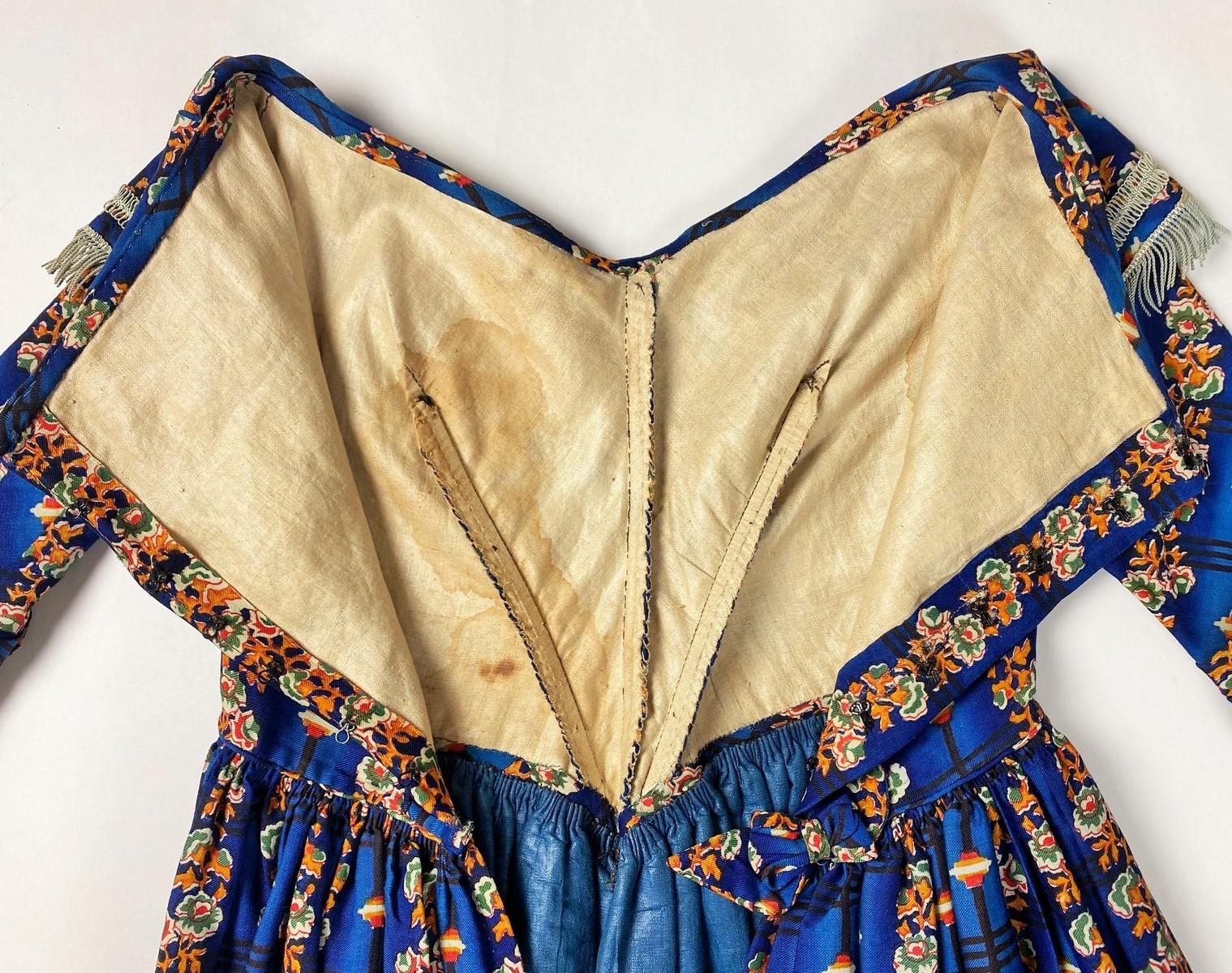 A printed wool Challis day dress printed with roses - England Circa 1840-1845 10
