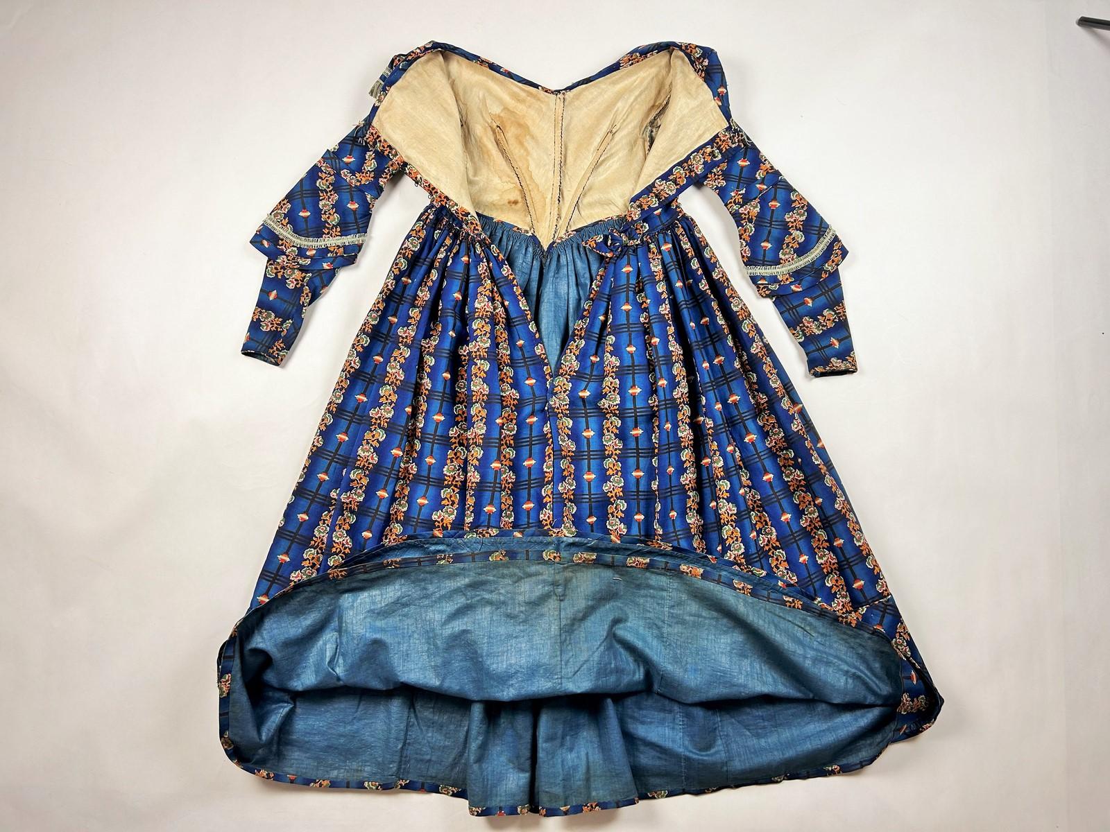 A printed wool Challis day dress printed with roses - England Circa 1840-1845 12