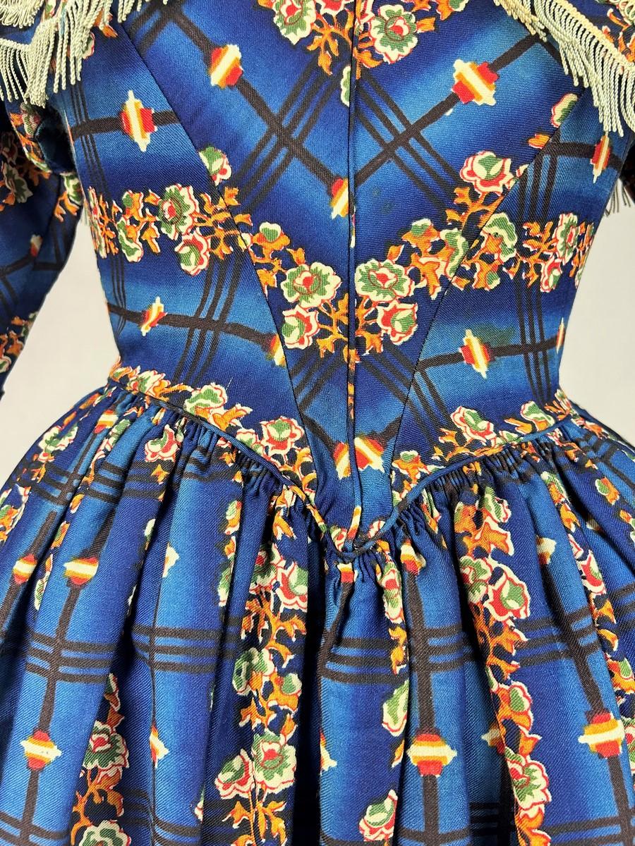 Blue A printed wool Challis day dress printed with roses - England Circa 1840-1845