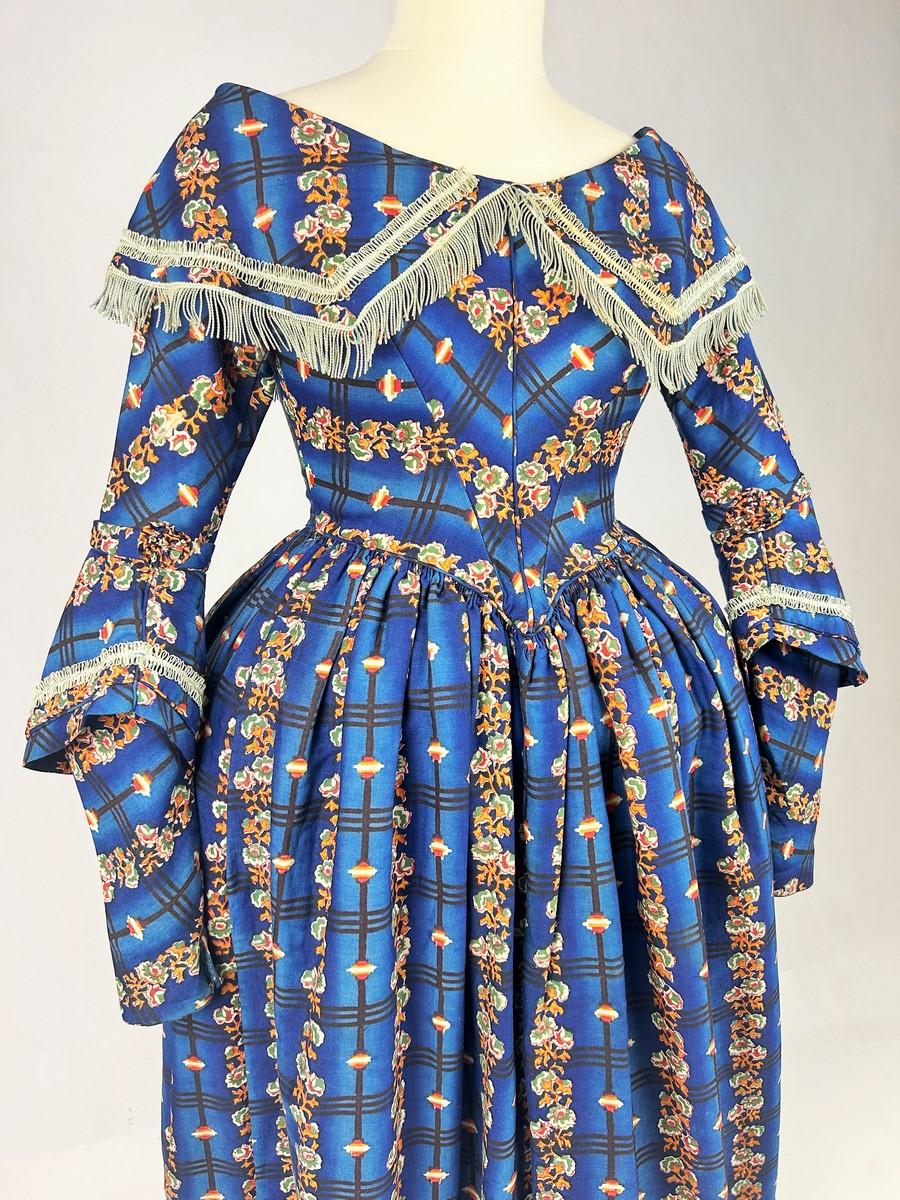 A printed wool Challis day dress printed with roses - England Circa 1840-1845 In Good Condition In Toulon, FR