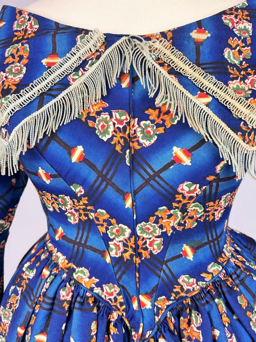 Women's A printed wool Challis day dress printed with roses - England Circa 1840-1845