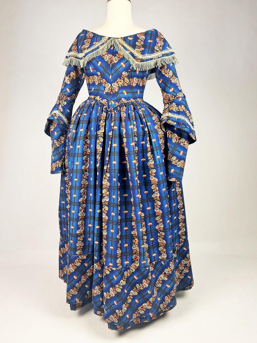 A printed wool Challis day dress printed with roses - England Circa 1840-1845 1