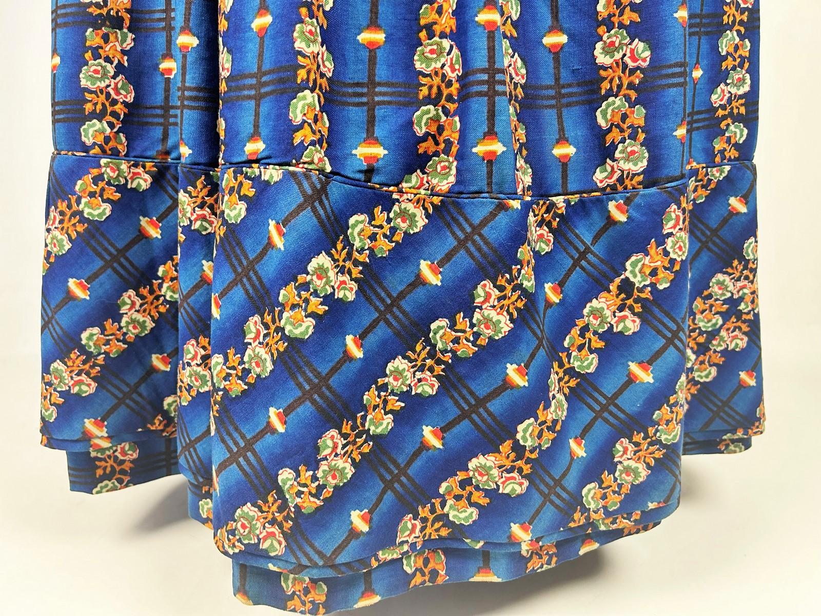 A printed wool Challis day dress printed with roses - England Circa 1840-1845 2