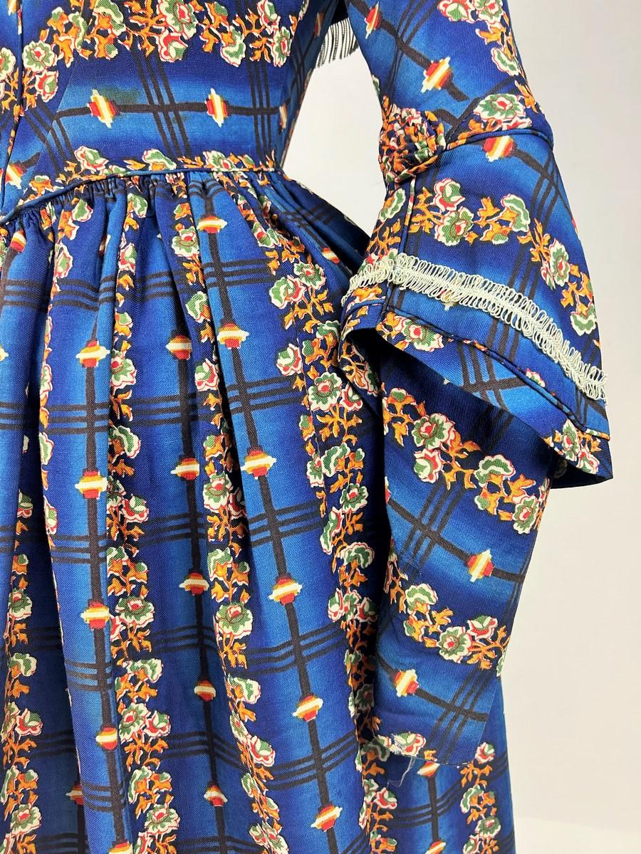A printed wool Challis day dress printed with roses - England Circa 1840-1845 3