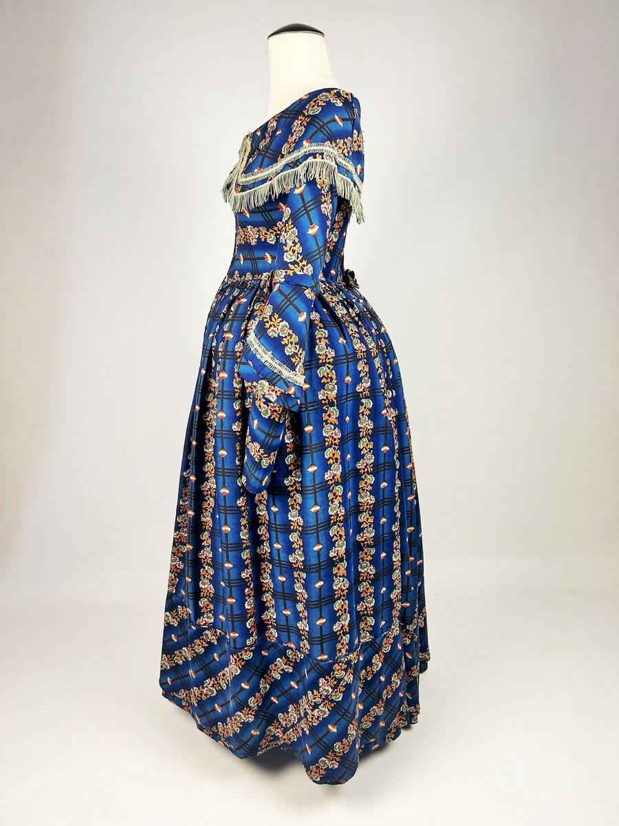 A printed wool Challis day dress printed with roses - England Circa 1840-1845 4