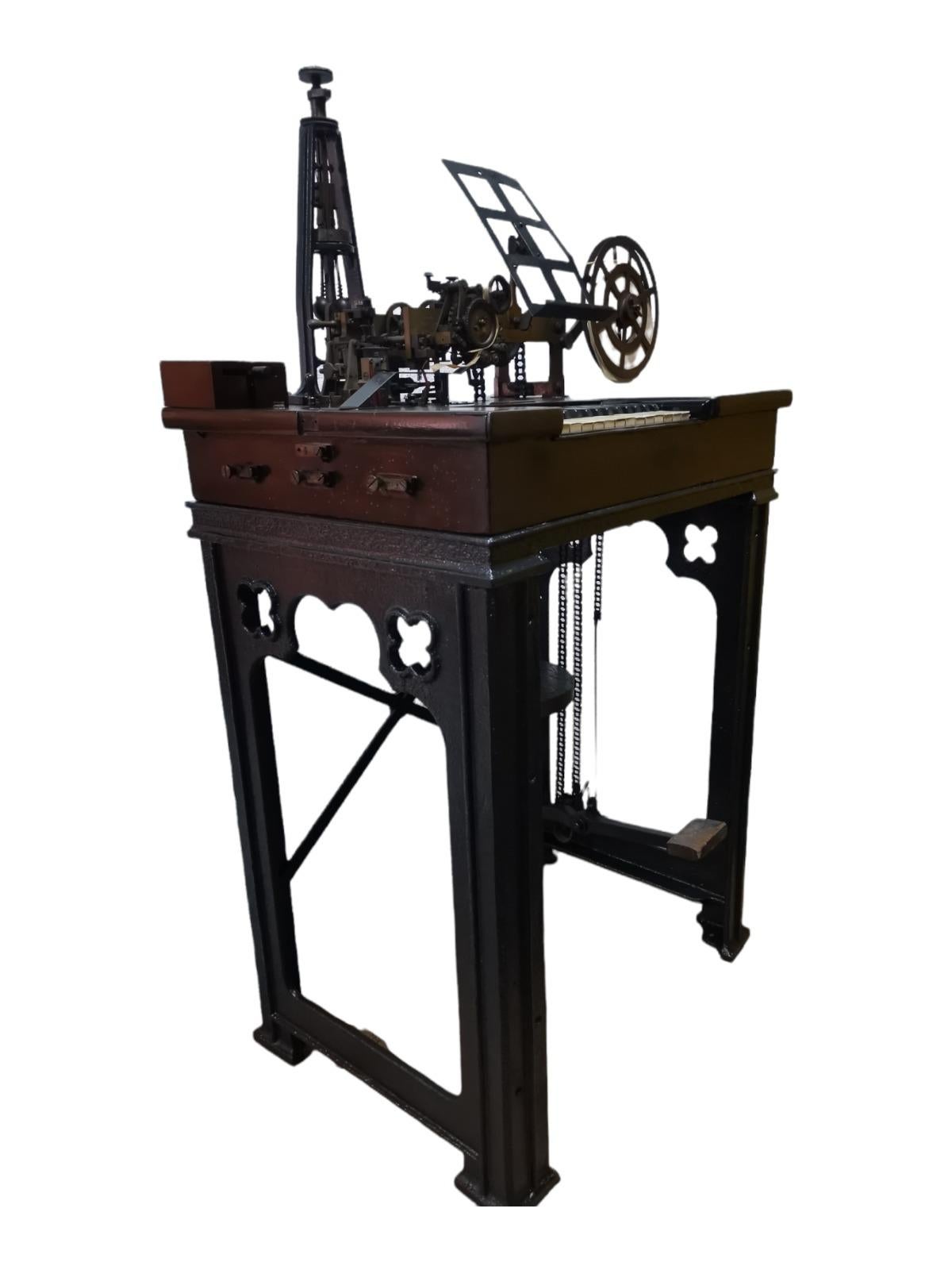 Télégraphe dactylographique Hughes. Un ensemble de télégraphe d'impression construit par Siemens & Halske. Ce télégraphe a été inventé par David Edward Hughes en 1856. Bon état général. Un télégraphe similaire peut être trouvé dans le Musée de
