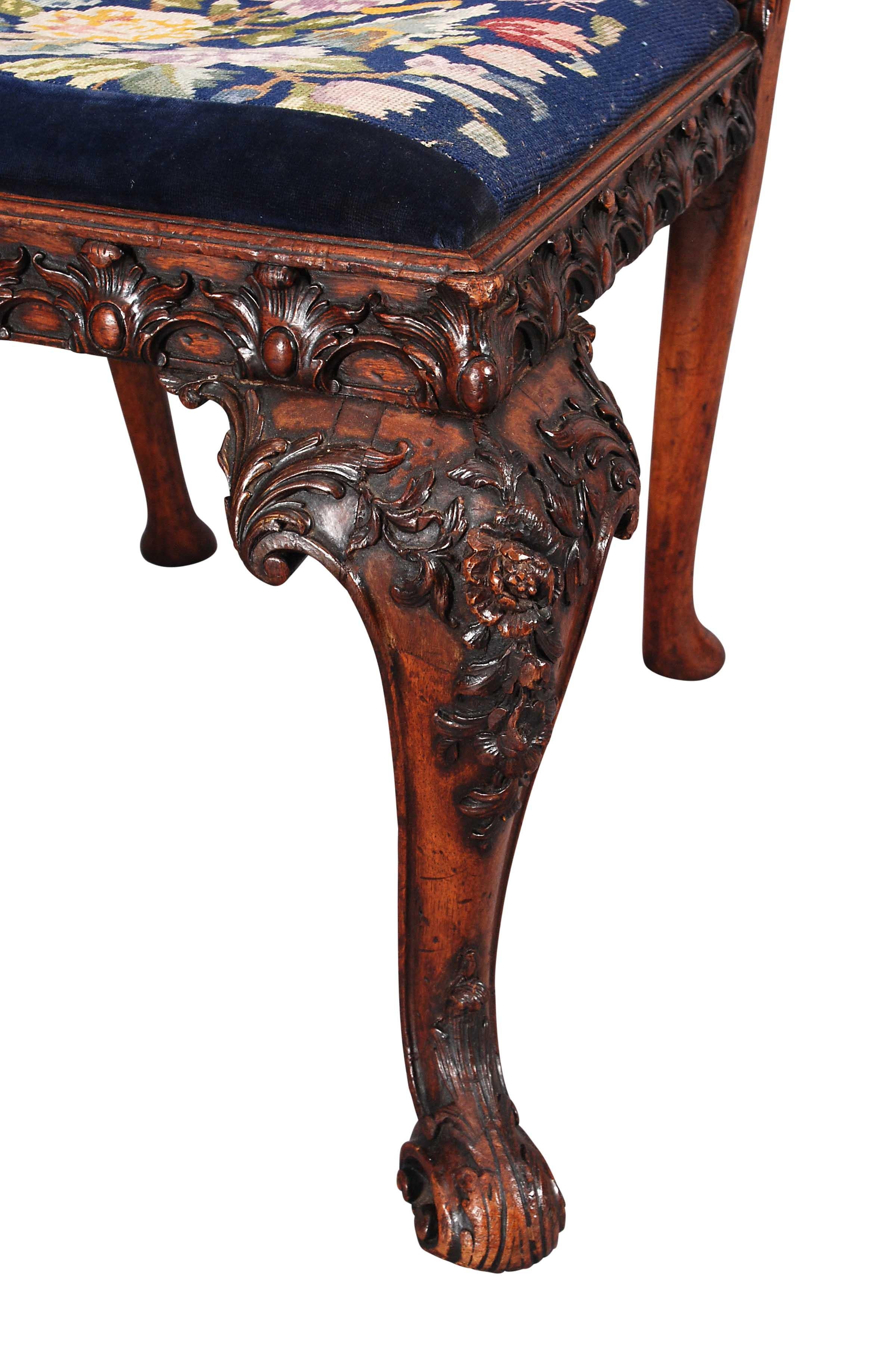 Chaise d'appoint en acajou abondamment sculptée, y compris des cannelures entourant le dossier ; une ouverture percée au sommet de la traverse de la crête, bordée de volutes en C ; les traverses de l'assise sculptées d'un œuf et d'acanthes ; une
