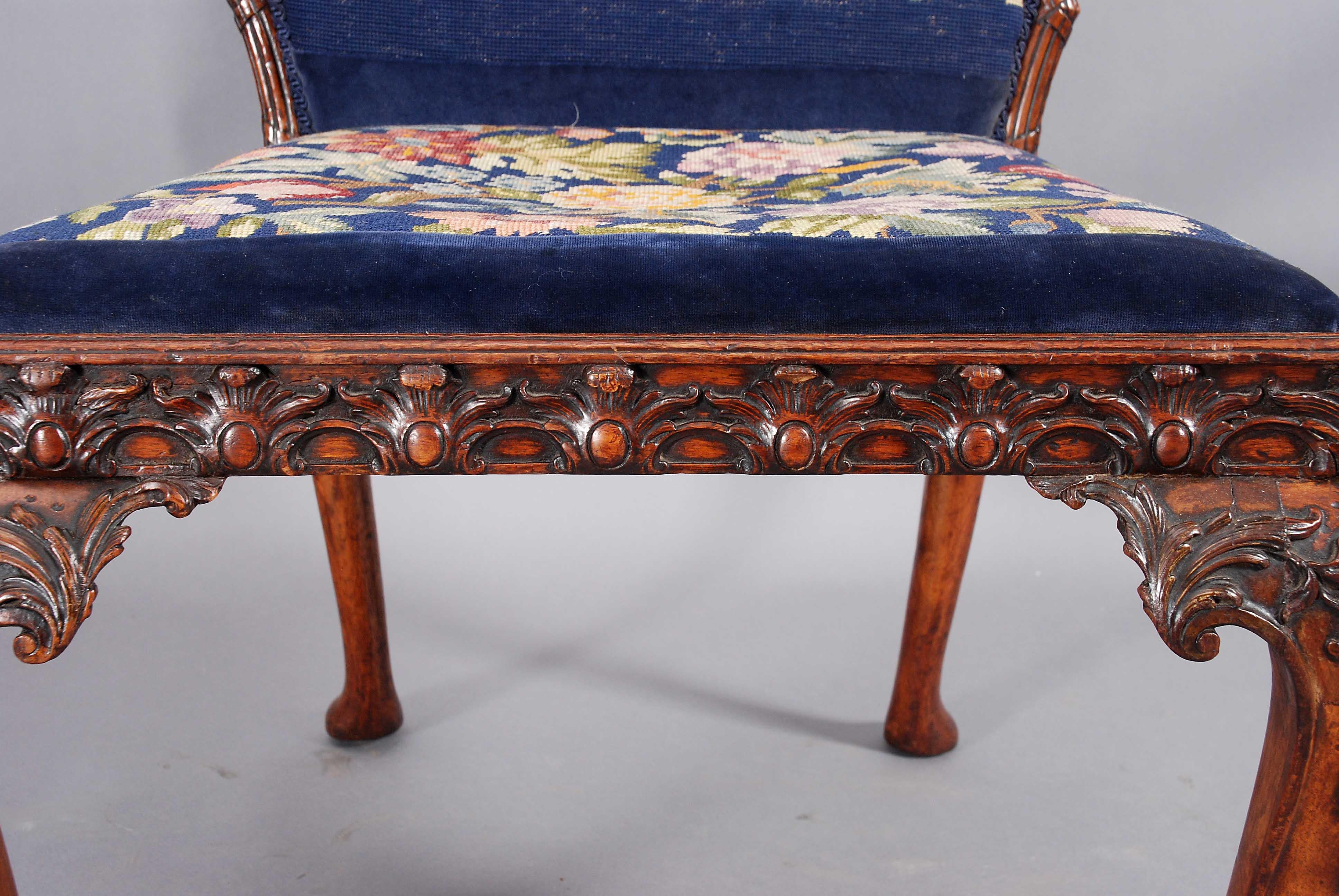 Anglais Chaise d'appoint abondamment sculptée d'après un designs de Mayhew & Ince en vente