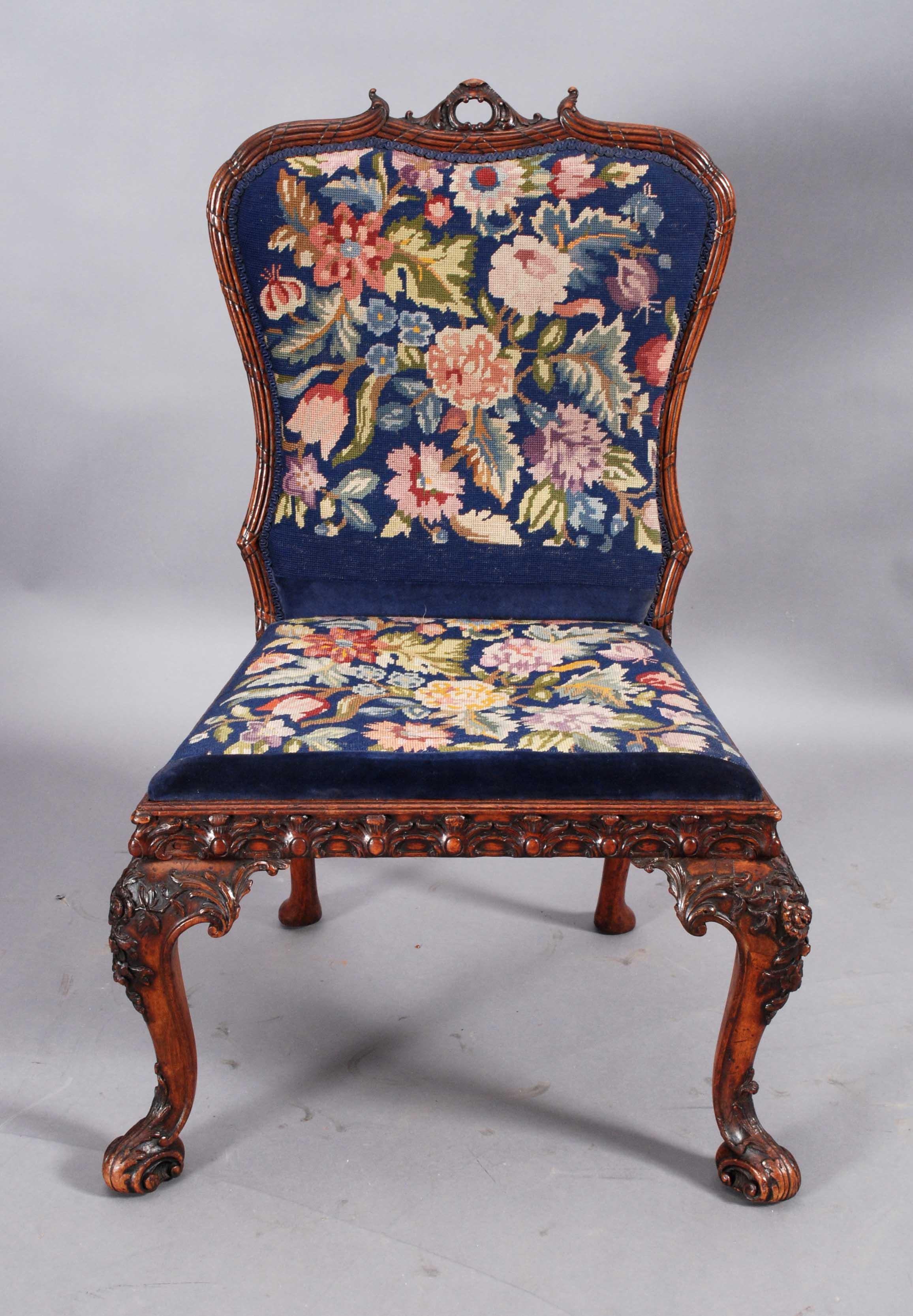 Tapisserie à l'aiguille Chaise d'appoint abondamment sculptée d'après un designs de Mayhew & Ince en vente