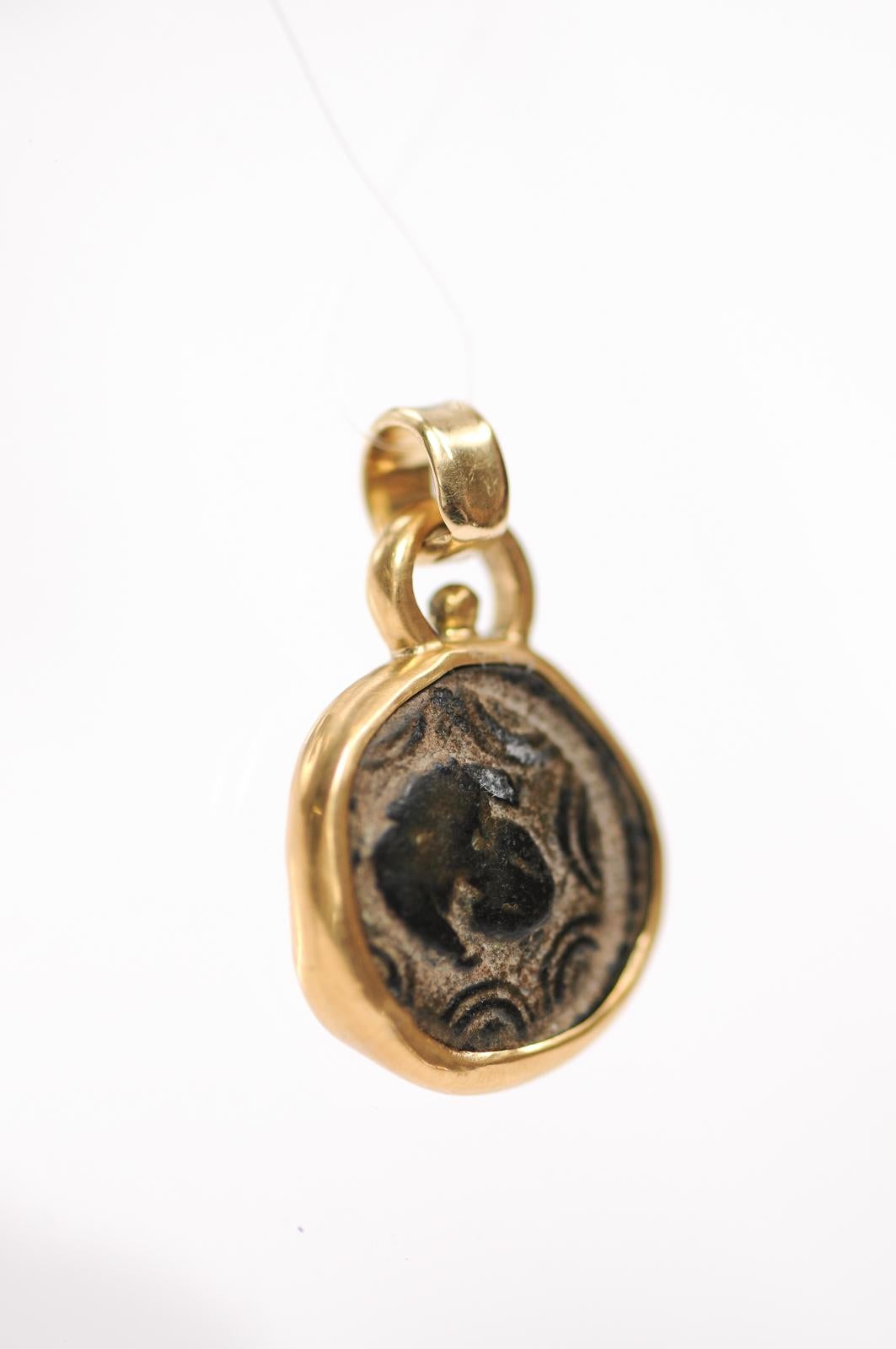 Pendentif en bronze et or 18k représentant une pièce de monnaie de l'époque ptolémaïque en vente 5
