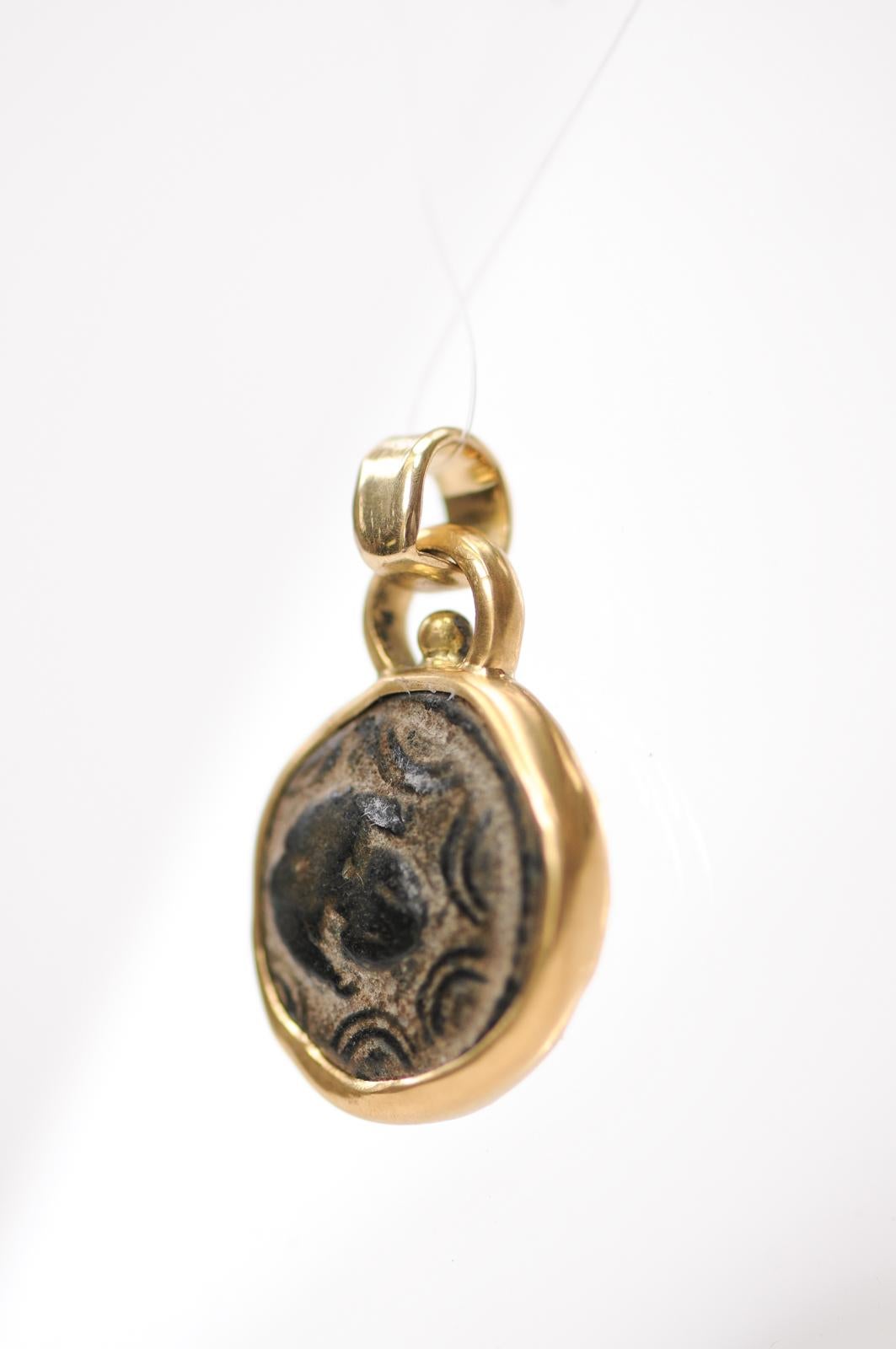 Pendentif en bronze et or 18k représentant une pièce de monnaie de l'époque ptolémaïque en vente 6