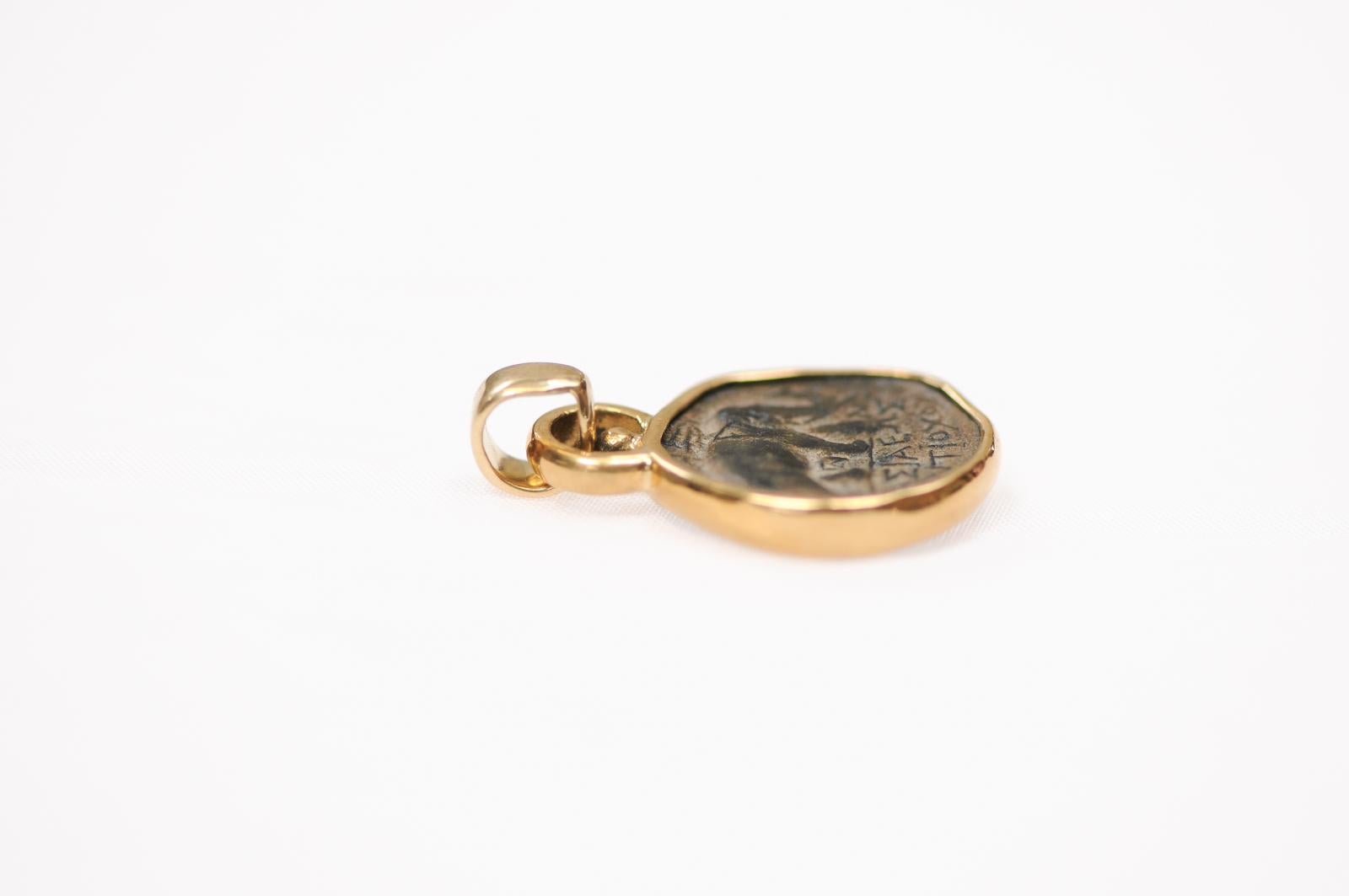 Pendentif en bronze et or 18k représentant une pièce de monnaie de l'époque ptolémaïque en vente 7