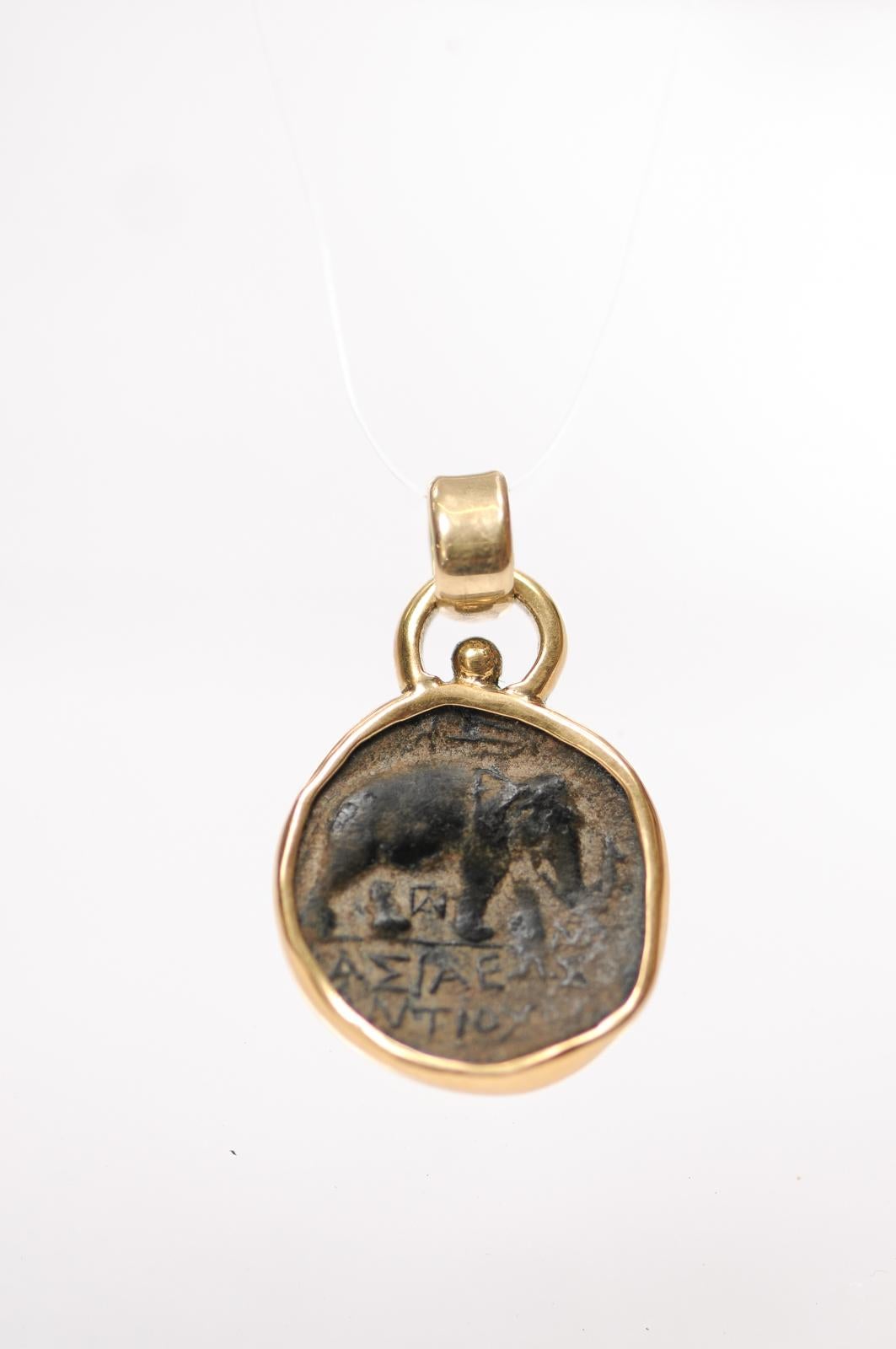 Grec classique Pendentif en bronze et or 18k représentant une pièce de monnaie de l'époque ptolémaïque en vente