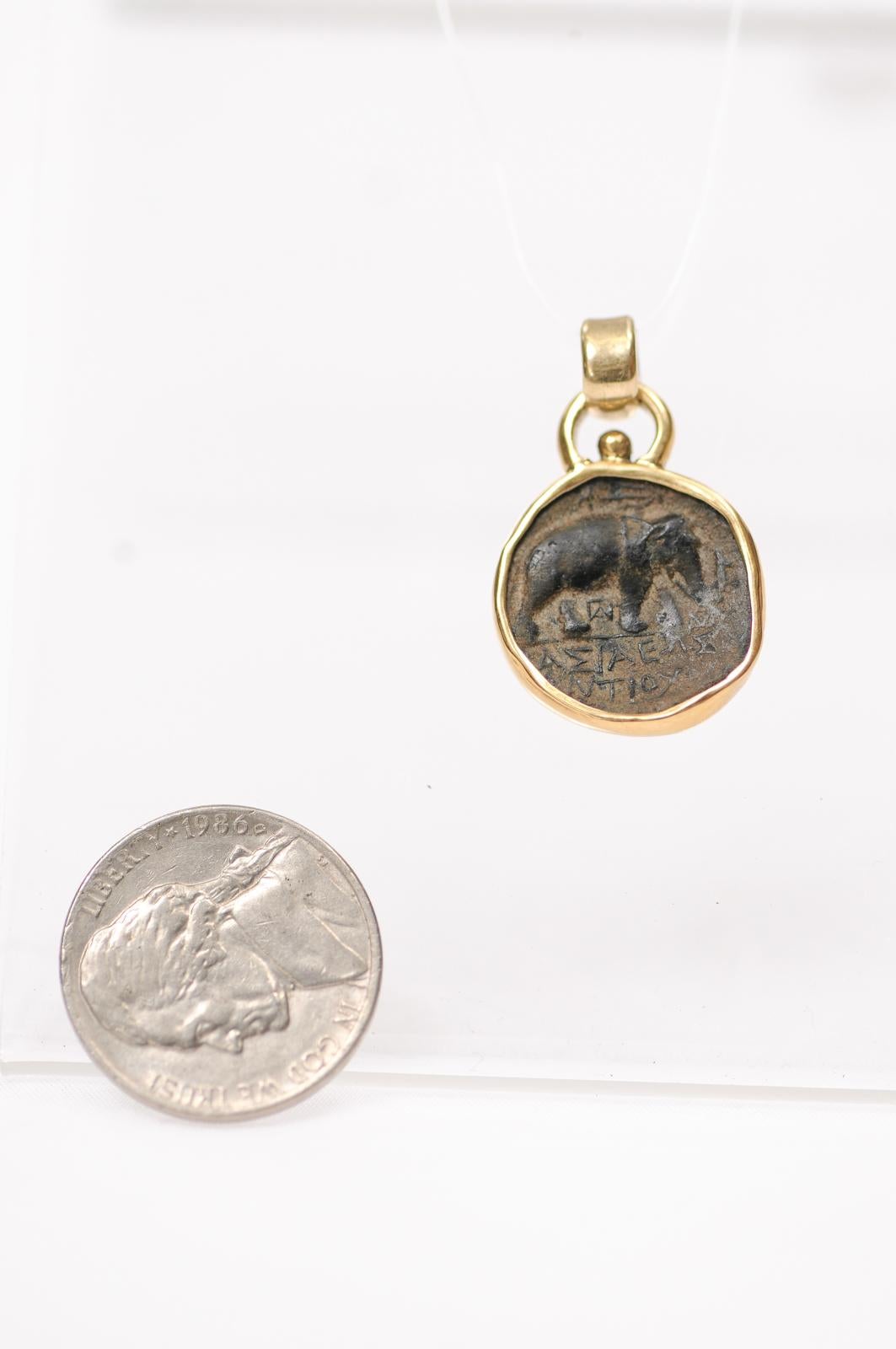Pendentif en bronze et or 18k représentant une pièce de monnaie de l'époque ptolémaïque Excellent état - En vente à Atlanta, GA