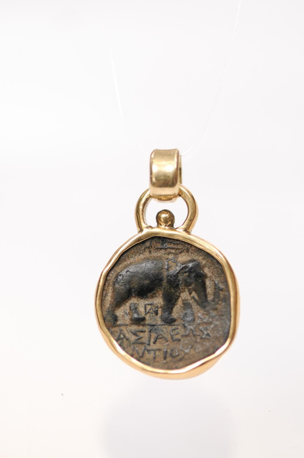 Pendentif en bronze et or 18k représentant une pièce de monnaie de l'époque ptolémaïque Unisexe en vente