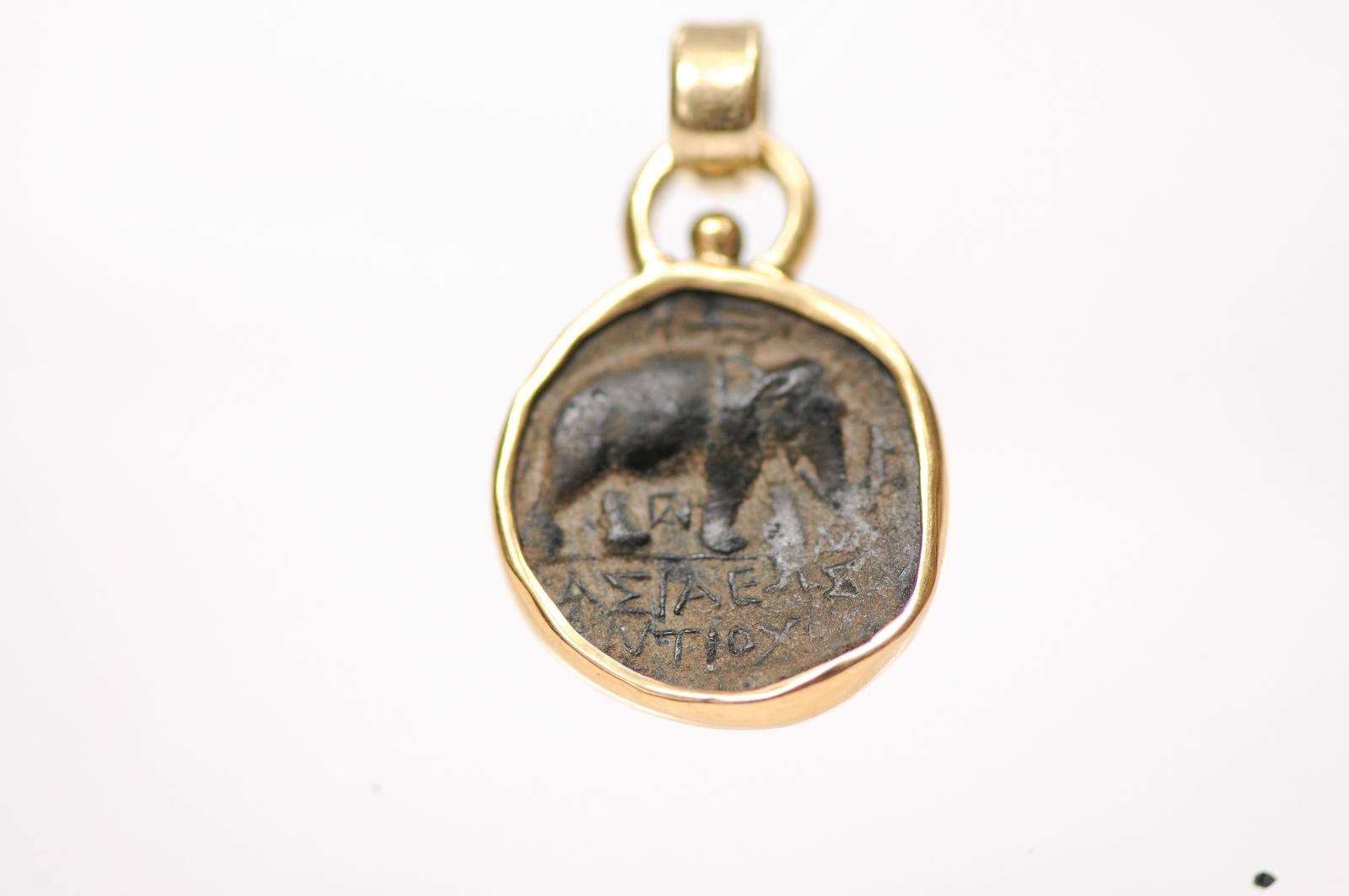 Pendentif en bronze et or 18k représentant une pièce de monnaie de l'époque ptolémaïque en vente 1